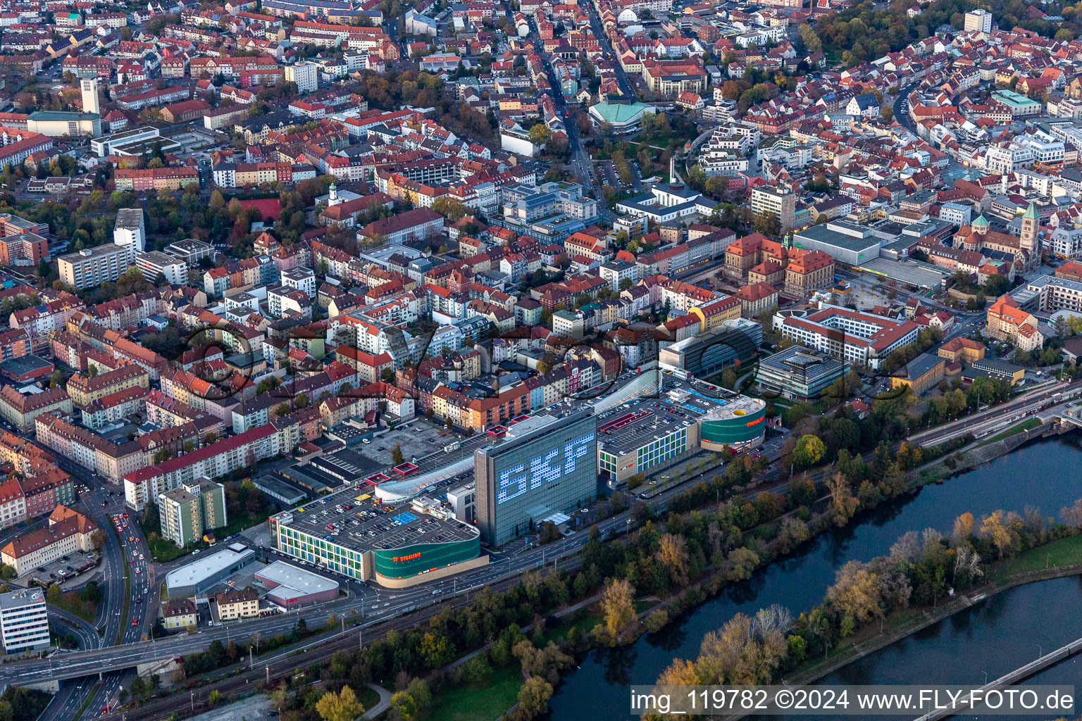 Vue aérienne de Maison SKF sur le Main à Schweinfurt dans le département Bavière, Allemagne