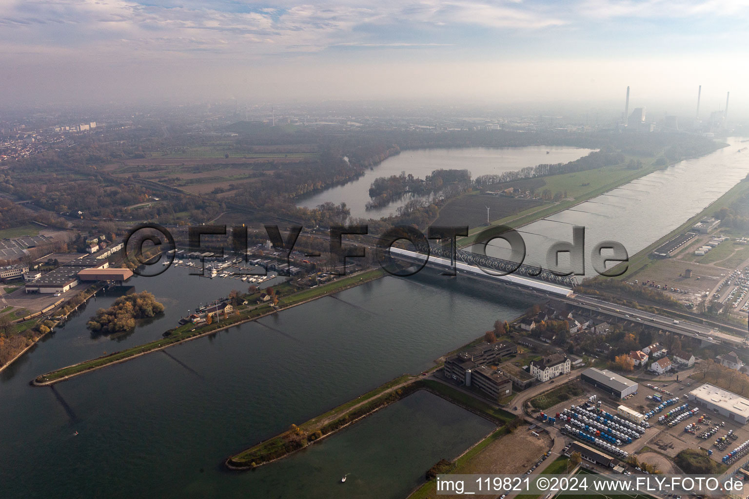 Vue aérienne de Voie recouverte d'une tente sur les ponts du Rhin sur la route fédérale 10 à rénover et le train régional sur le Rhin entre Karlsruhe Maxau et Wörth am Rhein à le quartier Maximiliansau in Wörth am Rhein dans le département Rhénanie-Palatinat, Allemagne