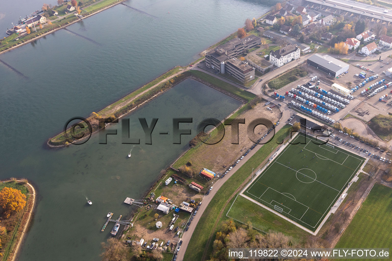 Vue aérienne de Installations de quai et postes d'amarrage pour navires dans le bassin portuaire du port rhénan Maximiliansau avec CJD Maximiliansau à le quartier Maximiliansau in Wörth am Rhein dans le département Rhénanie-Palatinat, Allemagne