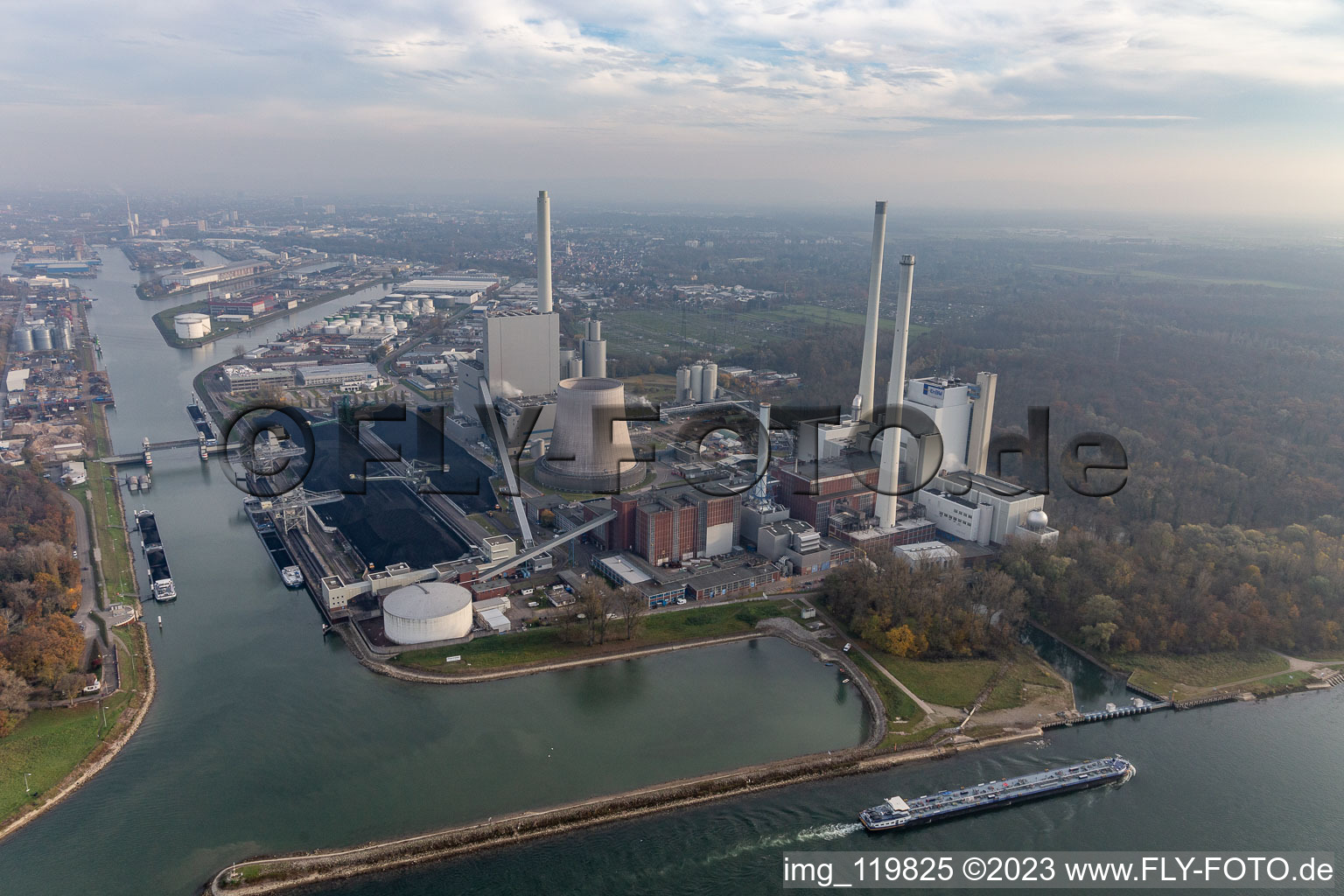 Vue aérienne de Installations électriques de la centrale électrique au charbon d'EnBW Energie Baden-Württemberg AG, centrale à vapeur de Rheinhafen Karlsruhe à le quartier Daxlanden in Karlsruhe dans le département Bade-Wurtemberg, Allemagne