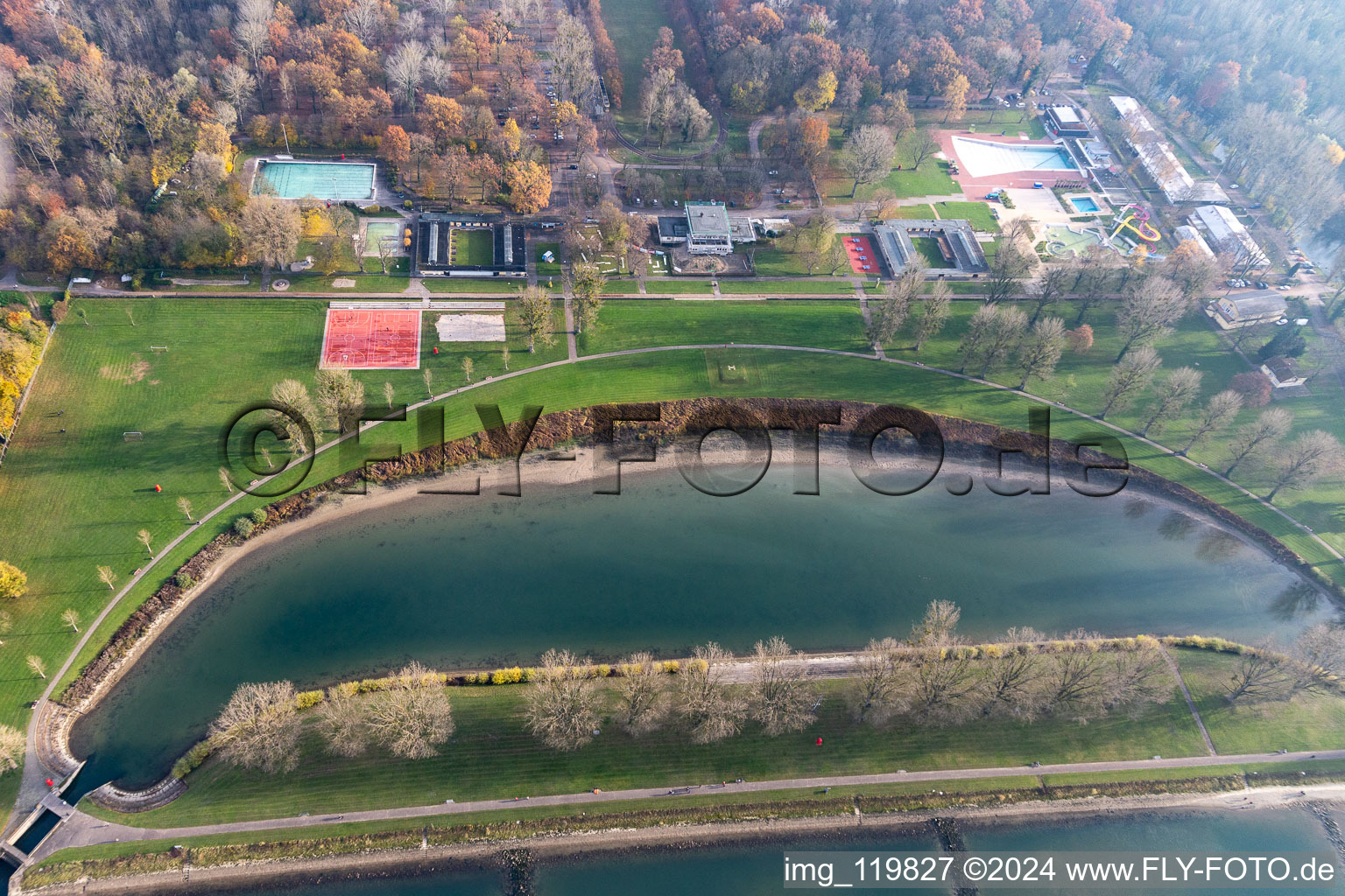 Vue aérienne de Zones riveraines de la piscine extérieure Rheinstrandbad Rappenwörth sur le Rhin à le quartier Daxlanden in Karlsruhe dans le département Bade-Wurtemberg, Allemagne