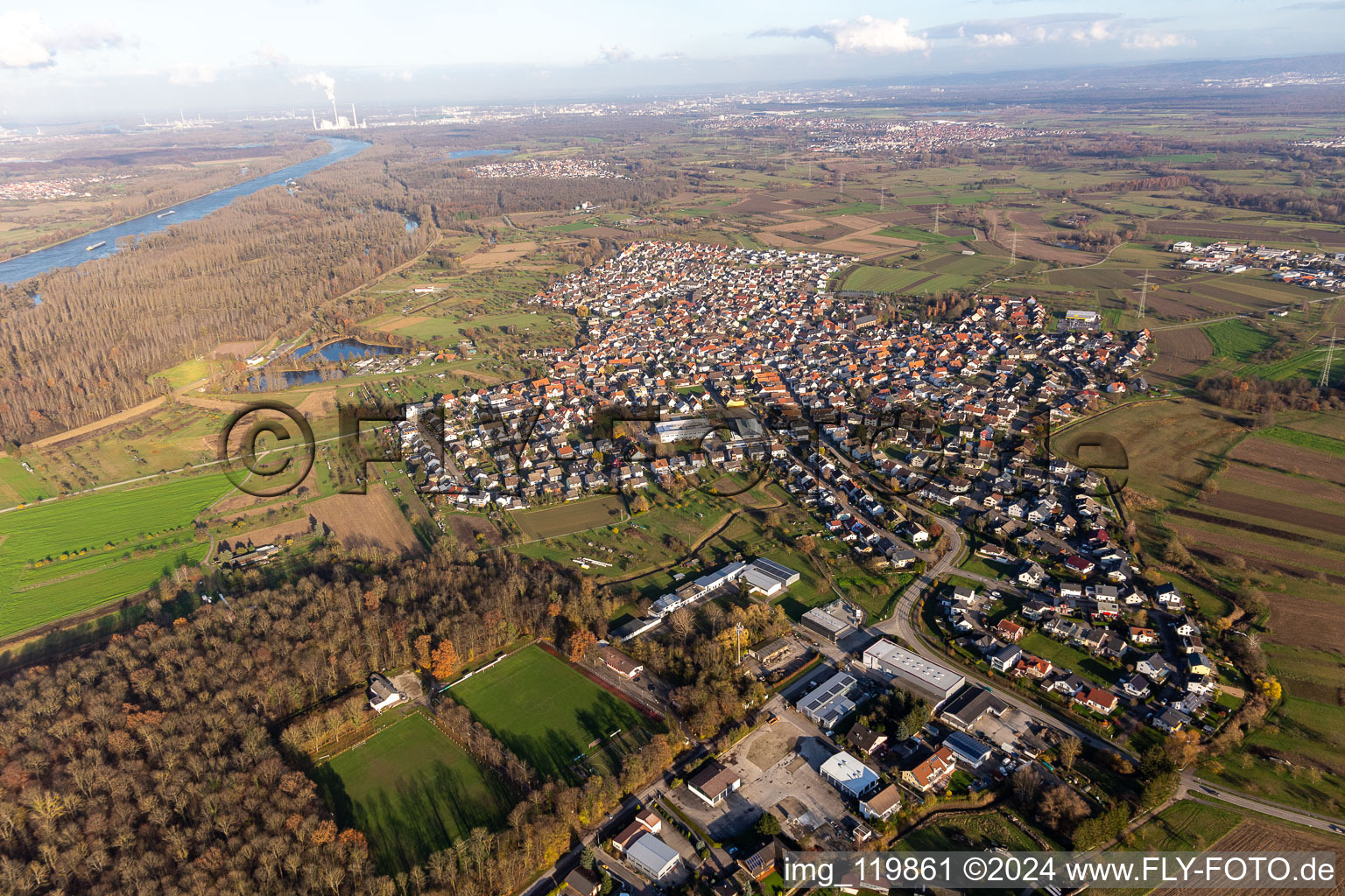 Vue aérienne de Vue des rues et des maisons des quartiers résidentiels à Au am Rhein dans le département Bade-Wurtemberg, Allemagne