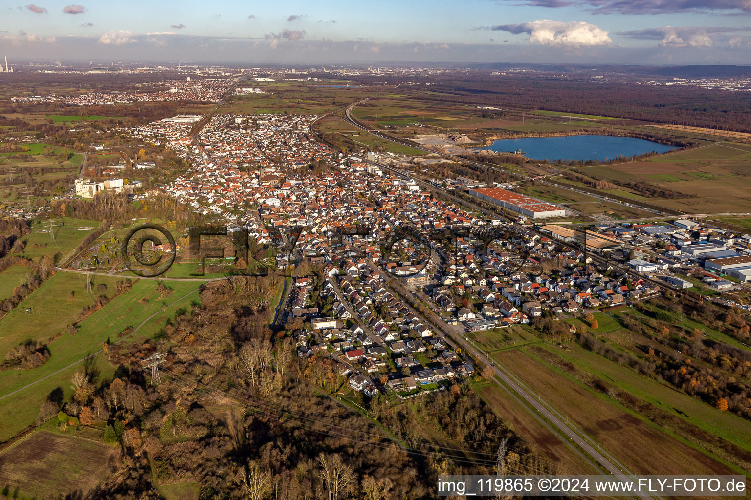 Vue aérienne de Vue des rues et des maisons des quartiers résidentiels à Durmersheim dans le département Bade-Wurtemberg, Allemagne