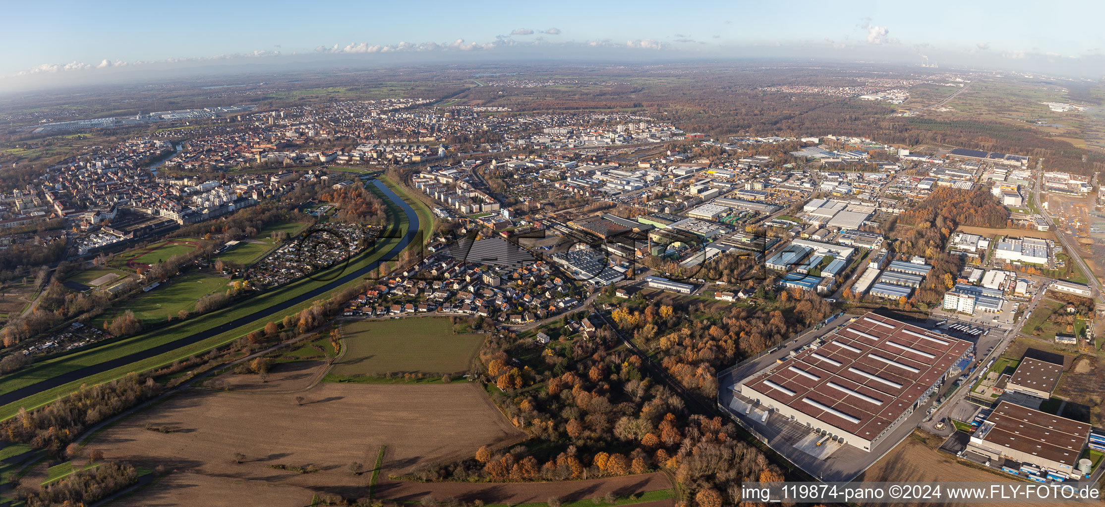 Vue aérienne de Locaux de l'entreprise von Duvenbeck Rastatt, POLYTEC INDUSTRIELACKIERUNGEN GmbH & Co.KG et TI Automotive Technology Center GmbH avec halls, bâtiments d'entreprise et installations de production à Rastatt dans le département Bade-Wurtemberg, Allemagne