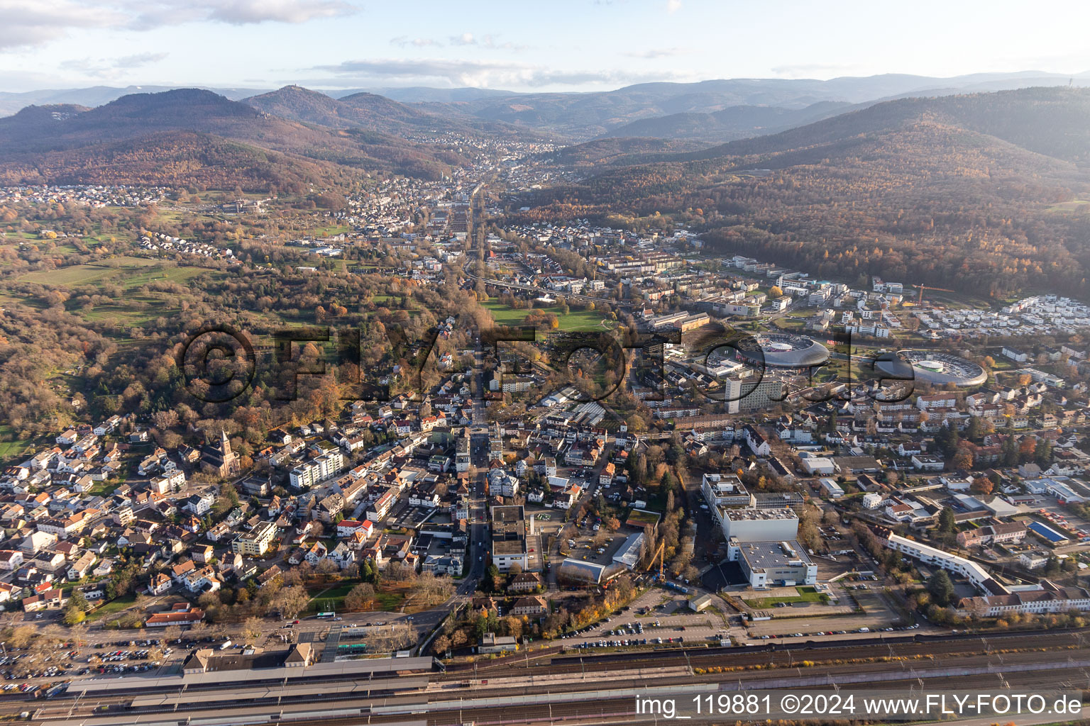 Vue aérienne de De l'ouest à le quartier Oos in Baden-Baden dans le département Bade-Wurtemberg, Allemagne