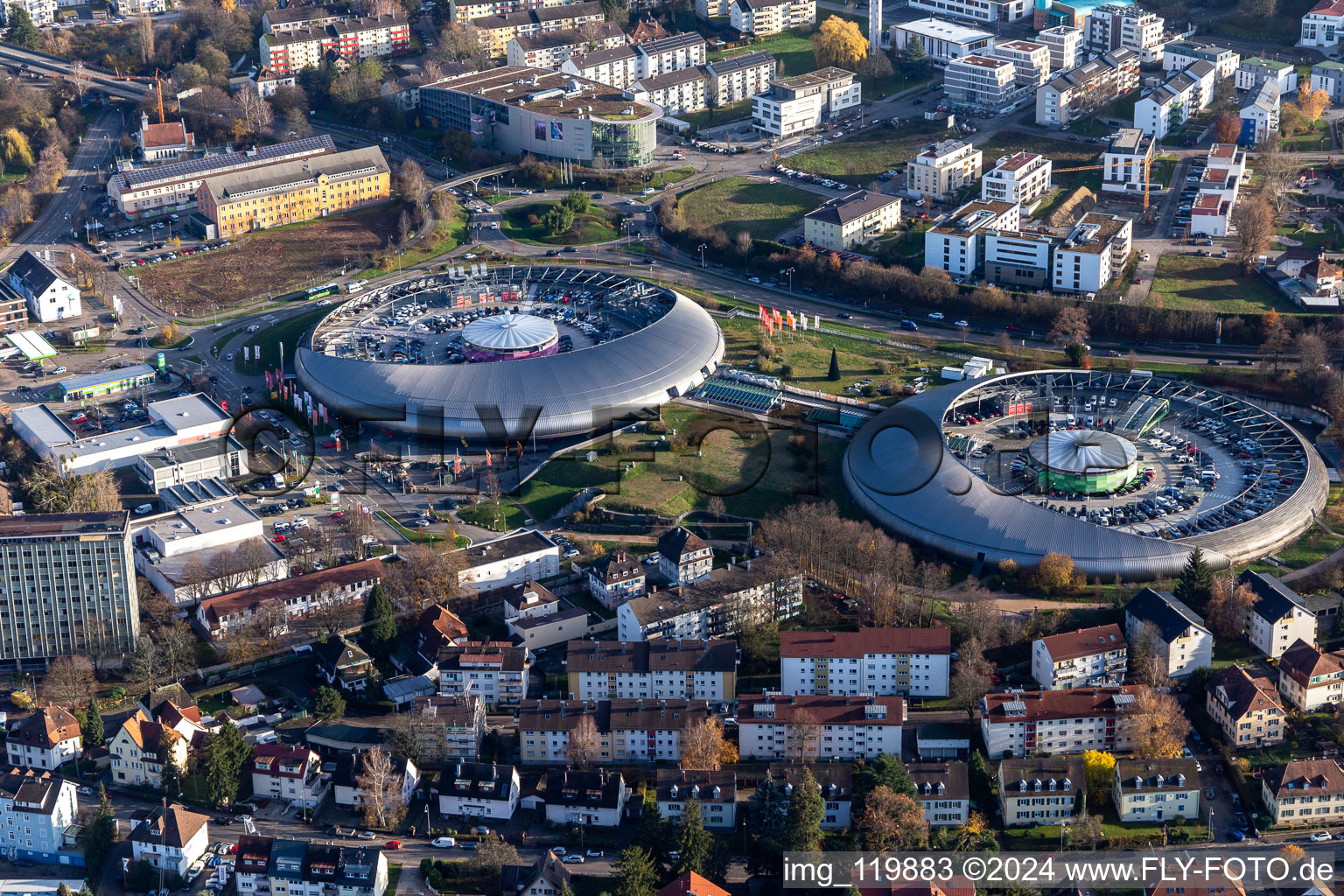 Vue aérienne de Le centre commercial aux allures d'OVNI Shopping Cité de ECE Centermanagement GmbH à le quartier Oos in Baden-Baden dans le département Bade-Wurtemberg, Allemagne