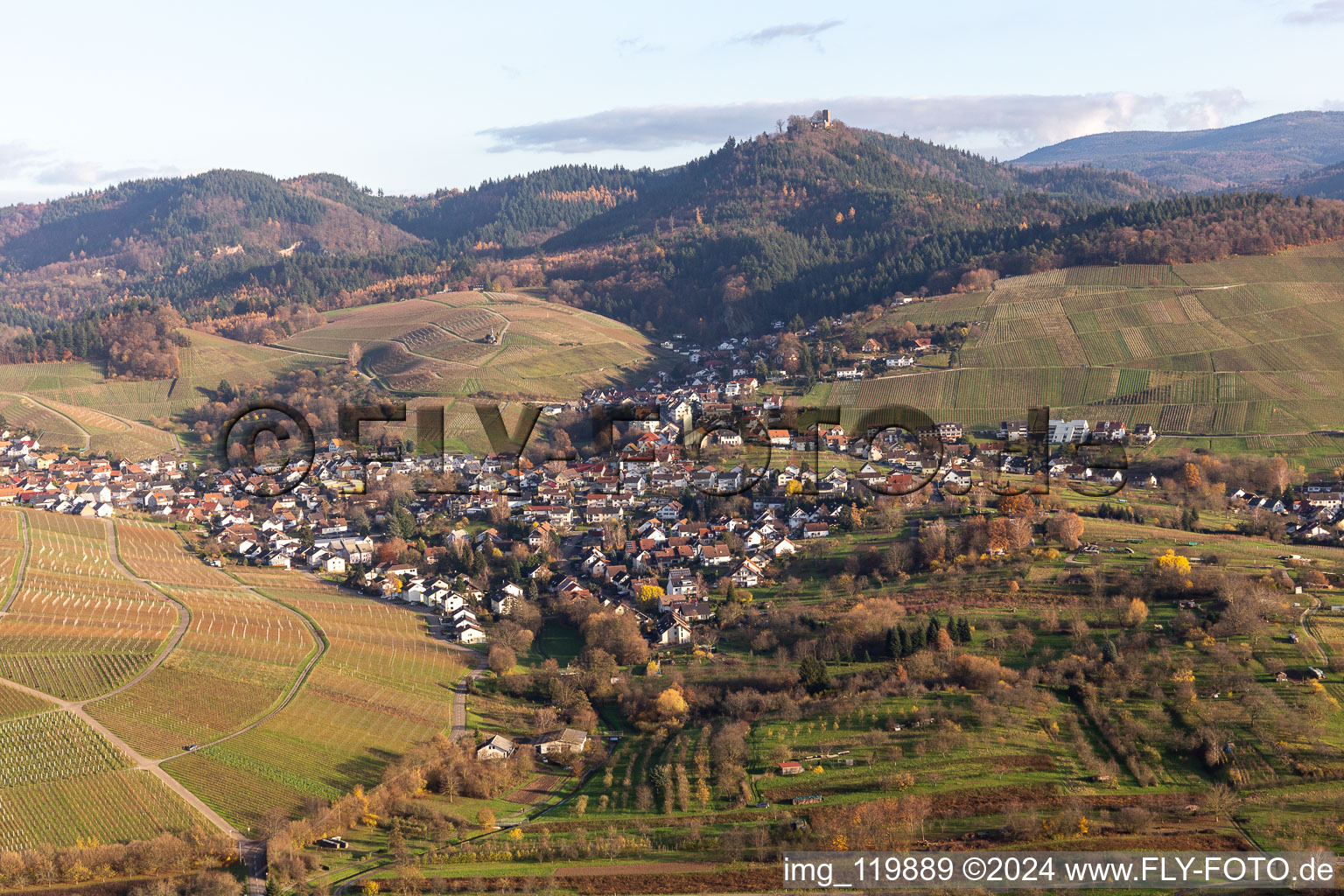 Vue aérienne de Village - vue au pied de l'Yburg en Varnhalt à le quartier Varnhalt in Baden-Baden dans le département Bade-Wurtemberg, Allemagne