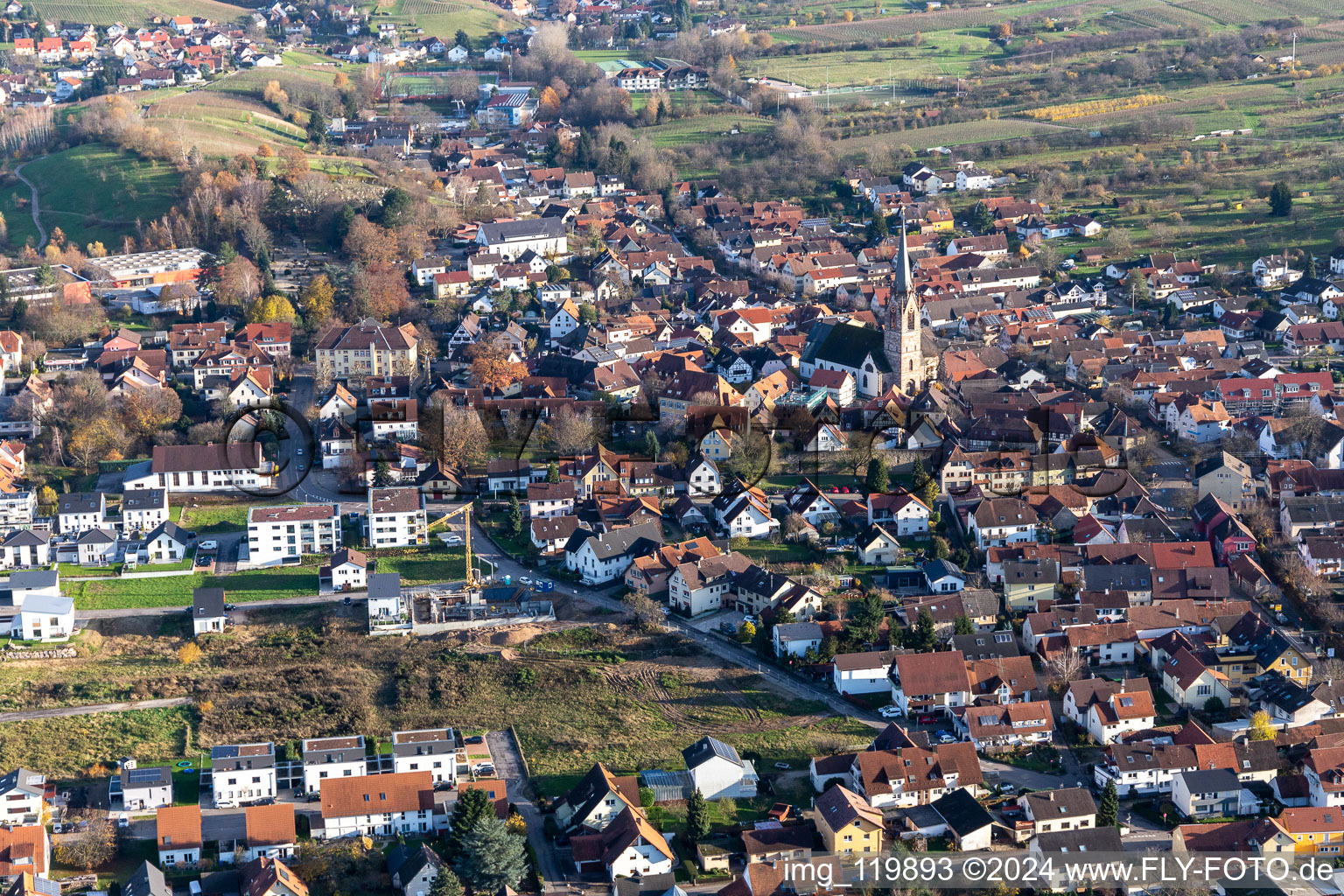 Vue aérienne de Bâtiment religieux du sud au centre ville en Steinbach à le quartier Steinbach in Baden-Baden dans le département Bade-Wurtemberg, Allemagne