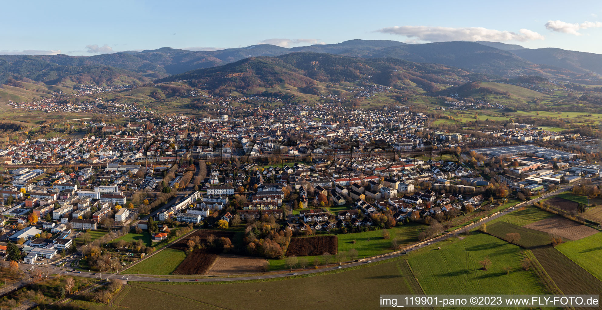 Vue aérienne de Zone urbaine avec périphérie et centre-ville à la limite de la Forêt-Noire à Bühl dans le département Bade-Wurtemberg, Allemagne