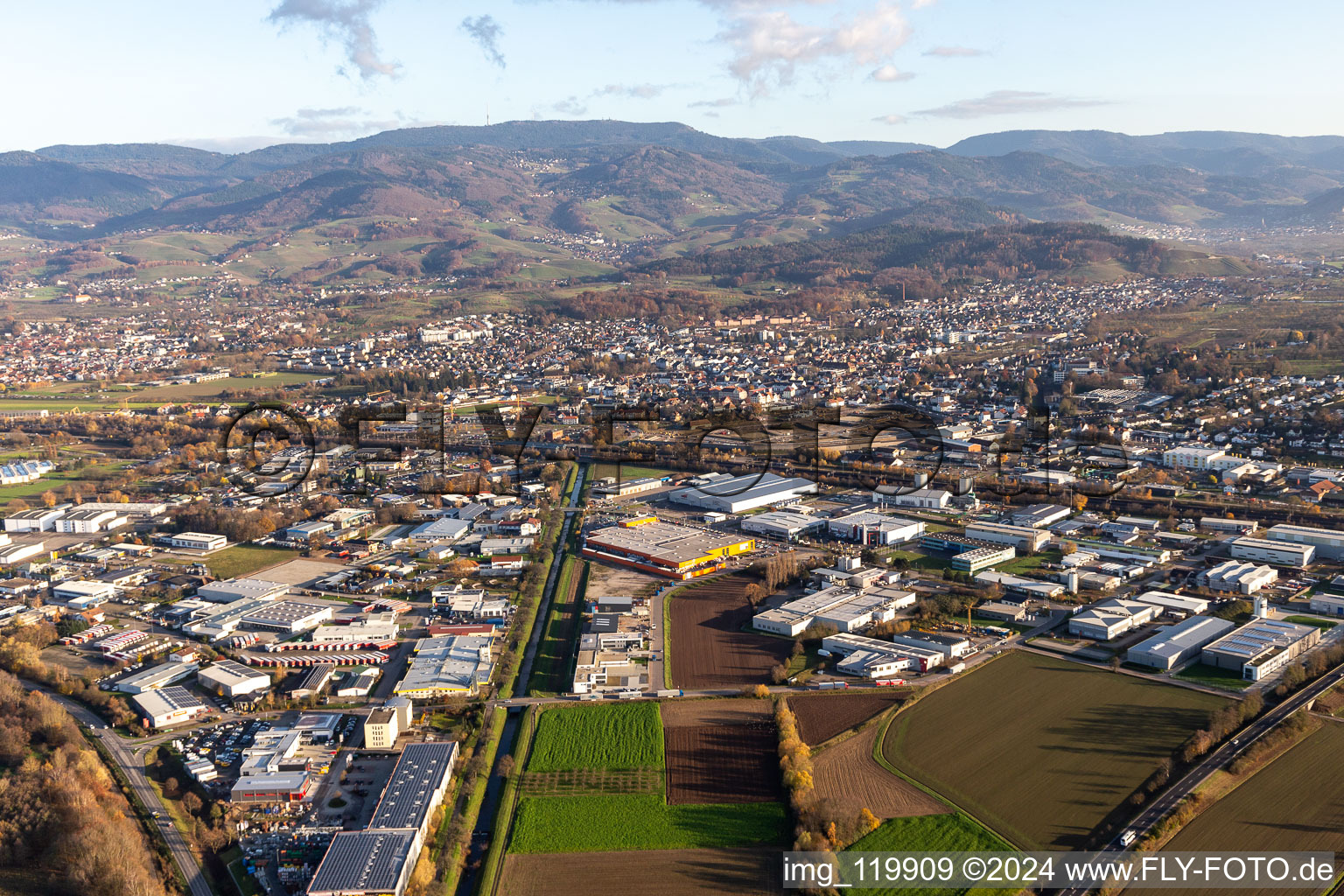 Vue aérienne de Zone industrielle à gauche et à droite de l'Acher à Achern dans le département Bade-Wurtemberg, Allemagne