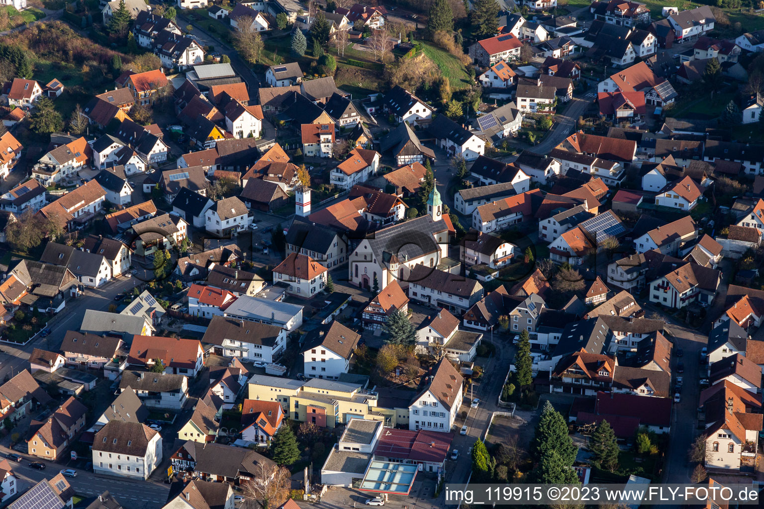 Vue aérienne de Bâtiment religieux avec toiture photovoltaïque en Önsbach à le quartier Önsbach in Achern dans le département Bade-Wurtemberg, Allemagne