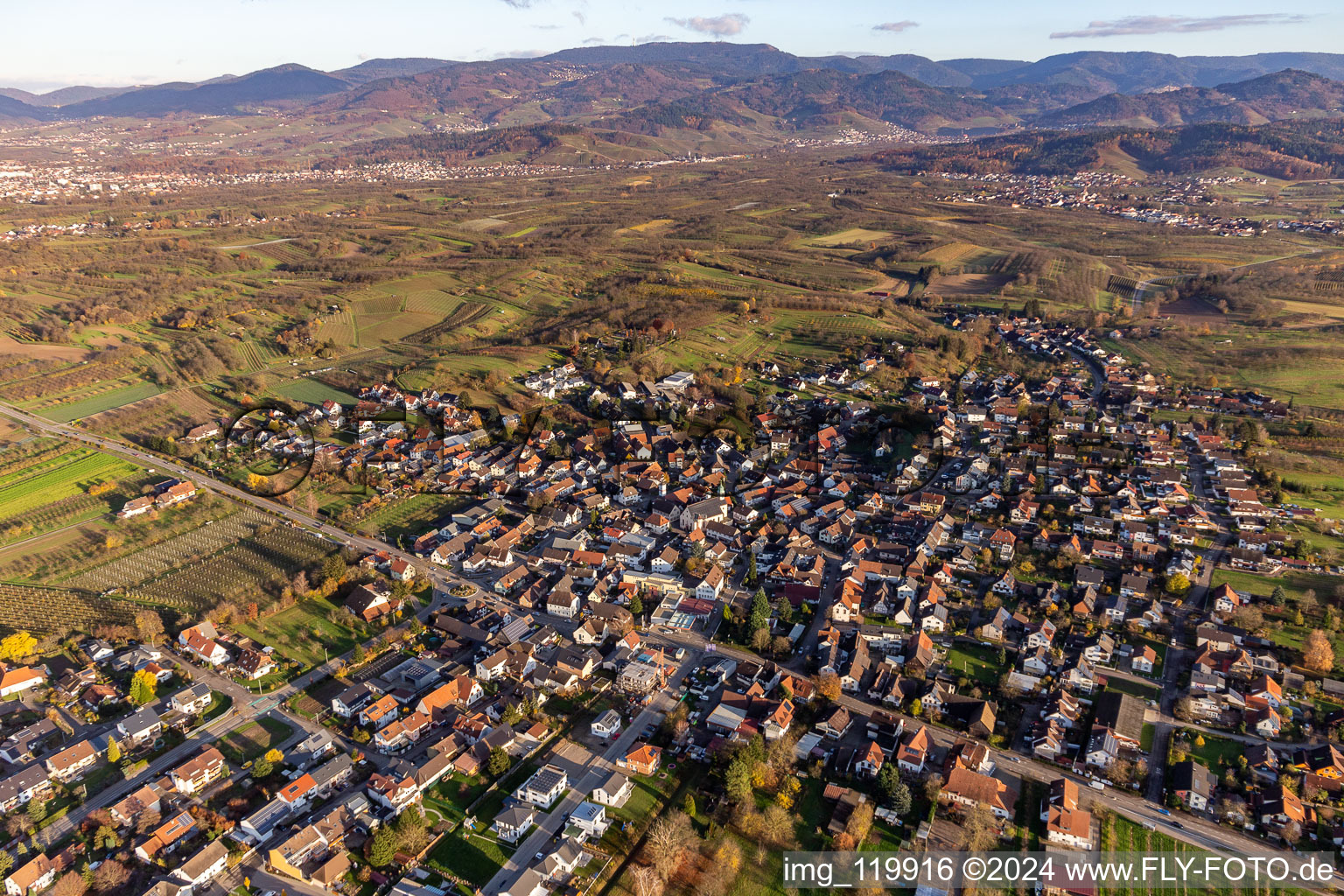 Vue aérienne de Entre arbres fruitiers et B3 à le quartier Önsbach in Achern dans le département Bade-Wurtemberg, Allemagne