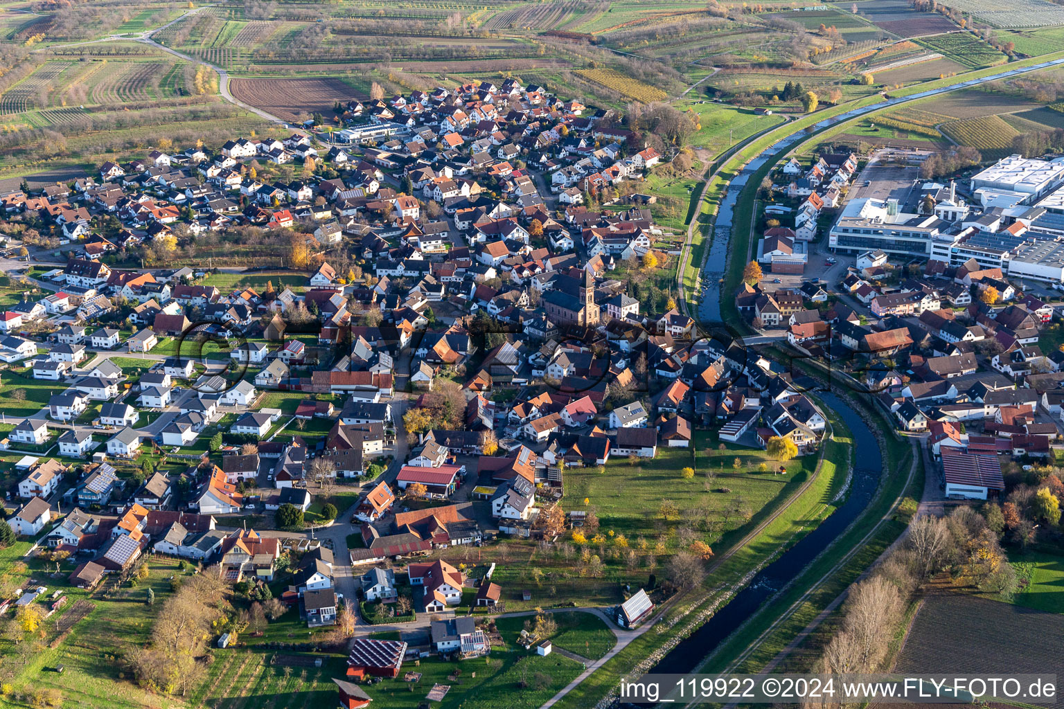 Vue aérienne de Superficies des berges du Rench en Stadelhofen à le quartier Stadelhofen in Oberkirch dans le département Bade-Wurtemberg, Allemagne