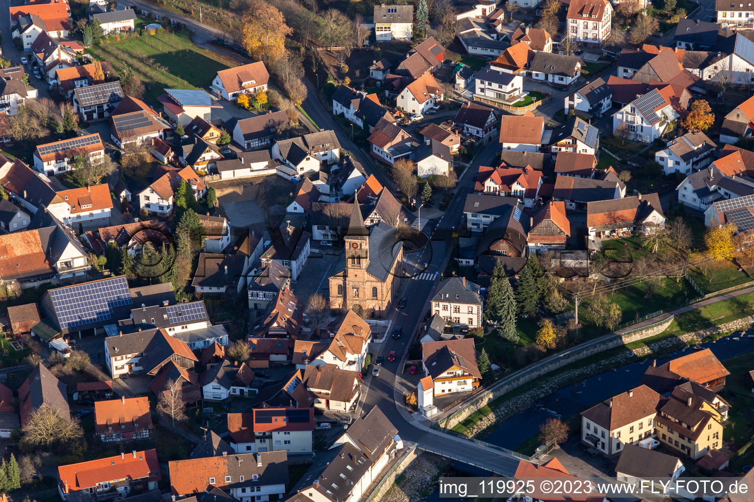 Vue aérienne de Bâtiment de l'église de Saint-Wendelin en Stadelhofen à le quartier Stadelhofen in Oberkirch dans le département Bade-Wurtemberg, Allemagne