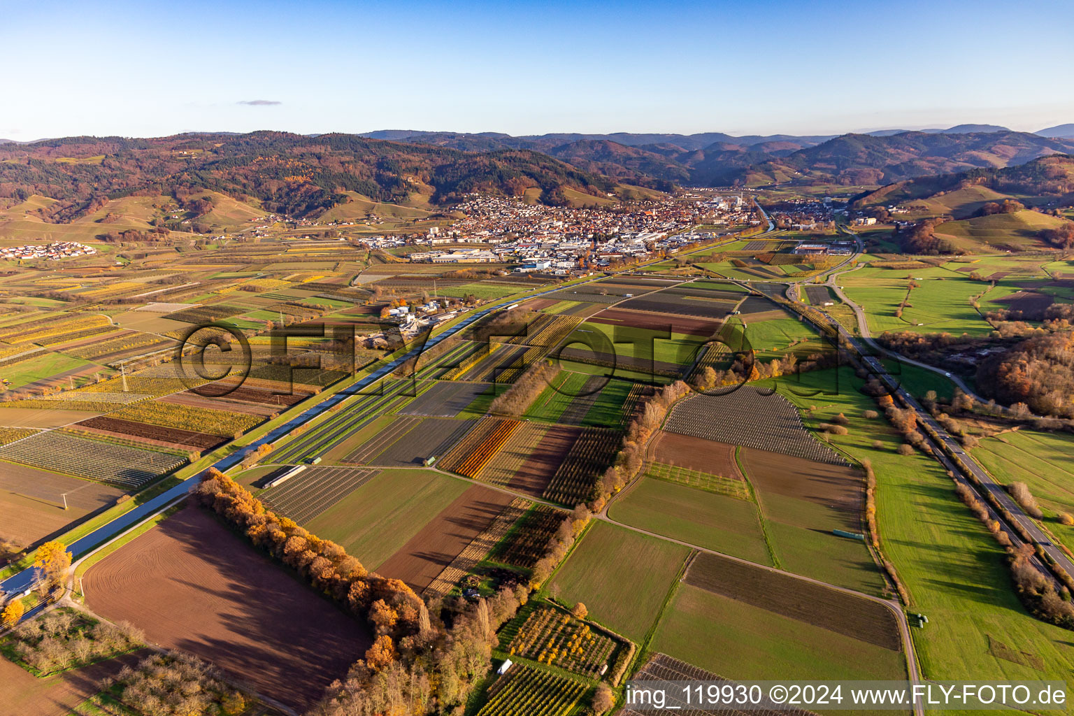 Vue aérienne de Rench et B28 à Oberkirch dans le département Bade-Wurtemberg, Allemagne