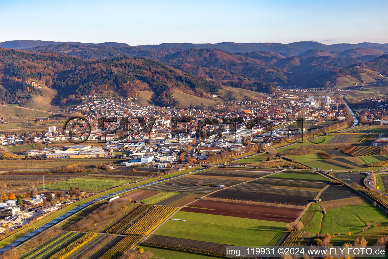Vue aérienne de Vue sur la ville au bord de la rivière Rench en bordure de la Forêt Noire à le quartier Gaisbach in Oberkirch dans le département Bade-Wurtemberg, Allemagne