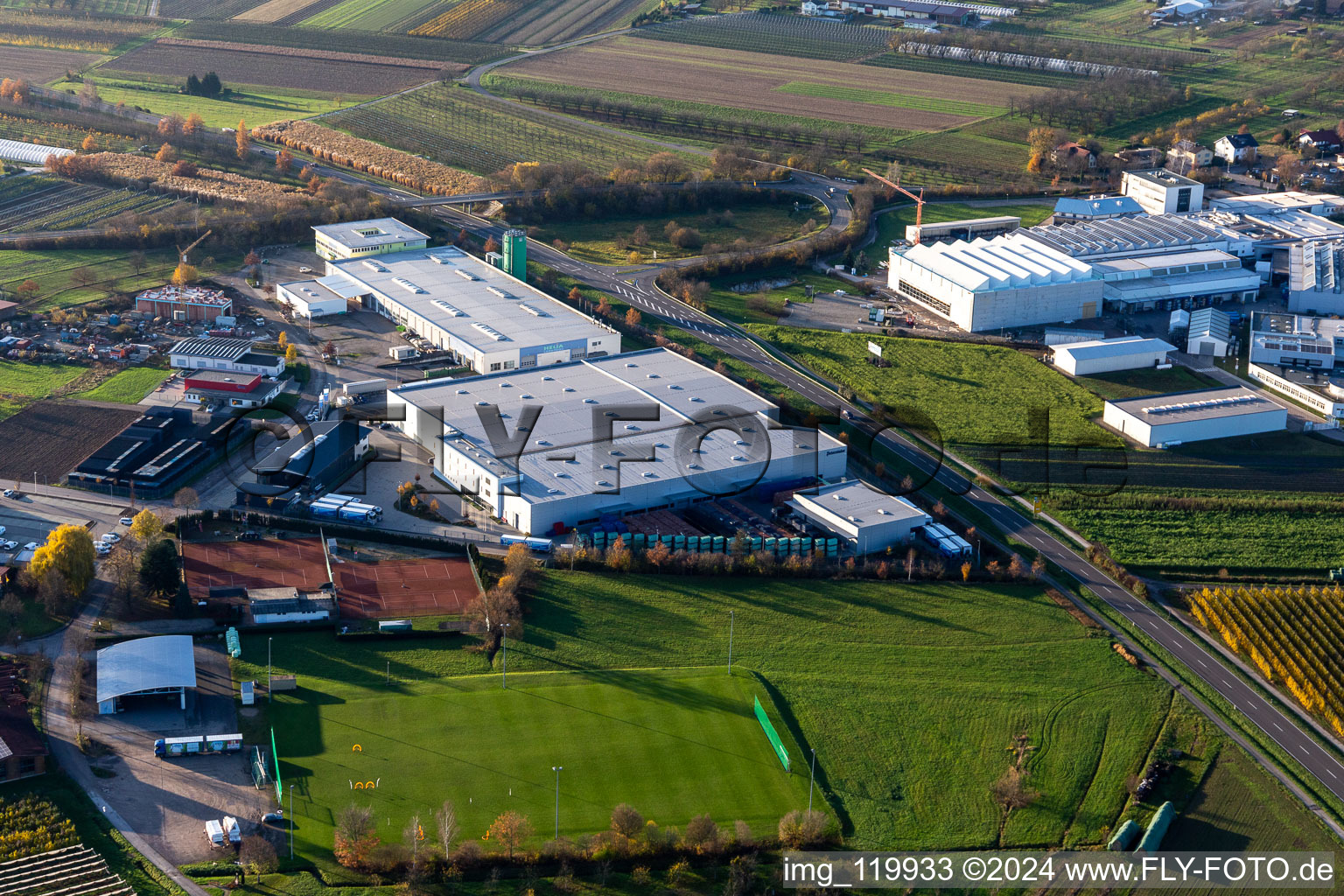 Vue aérienne de Site de l'entreprise HELIA Ladenbau GmbH sur la B28 avec halles, bâtiments d'entreprise et installations de production à Nussbach à le quartier Nußbach in Oberkirch dans le département Bade-Wurtemberg, Allemagne