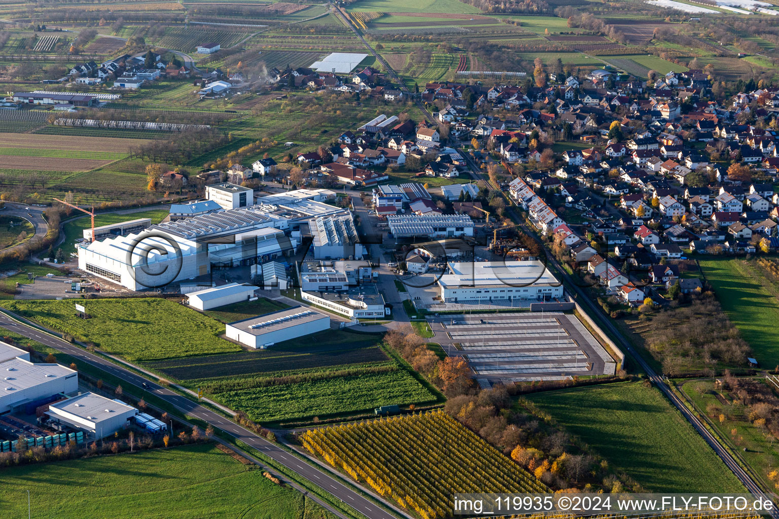 Vue aérienne de Locaux de Siebdruck Service Welle GmbH et Ernst Umformtechnik GmbH sur la B28 avec halls, bâtiments d'entreprise et installations de production entre Zusenhofen et Nussbach à le quartier Zusenhofen in Oberkirch dans le département Bade-Wurtemberg, Allemagne