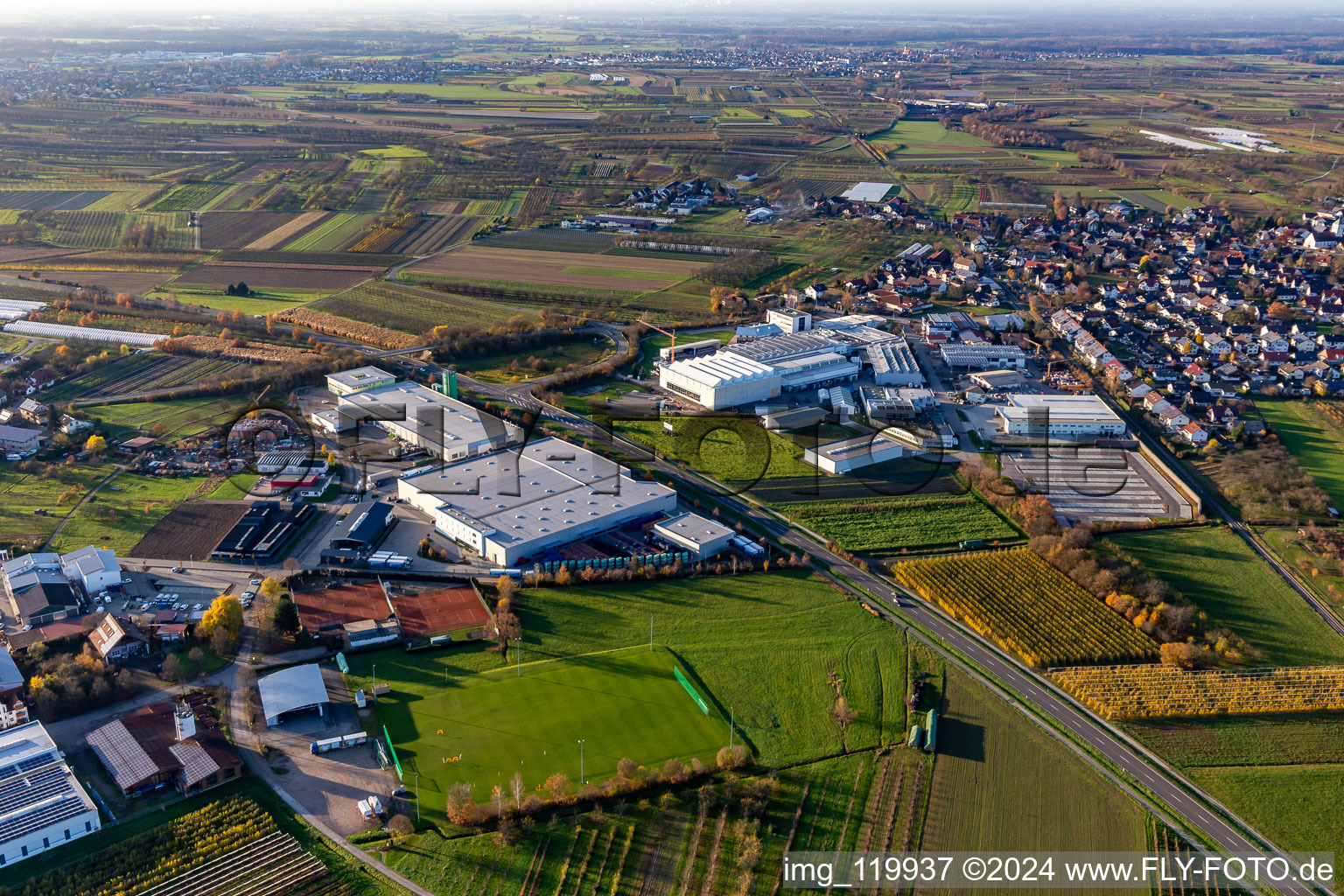 Vue aérienne de Locaux d'entreprise de HELIA Ladenbau GmbH, Siebdruck Service Welle GmbH et Ernst Umformtechnik GmbH sur la B28 avec des halls, des bâtiments d'entreprise et des installations de production entre Zusenhofen et Nussbach à le quartier Zusenhofen in Oberkirch dans le département Bade-Wurtemberg, Allemagne