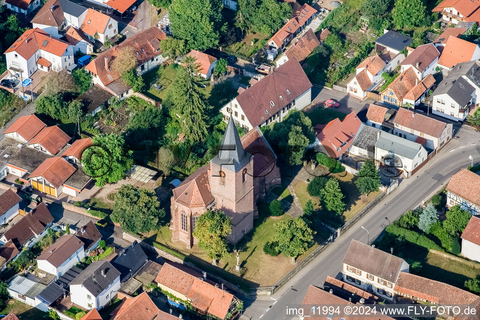Vue aérienne de Bâtiment d'église au centre du village à Rohrbach dans le département Rhénanie-Palatinat, Allemagne
