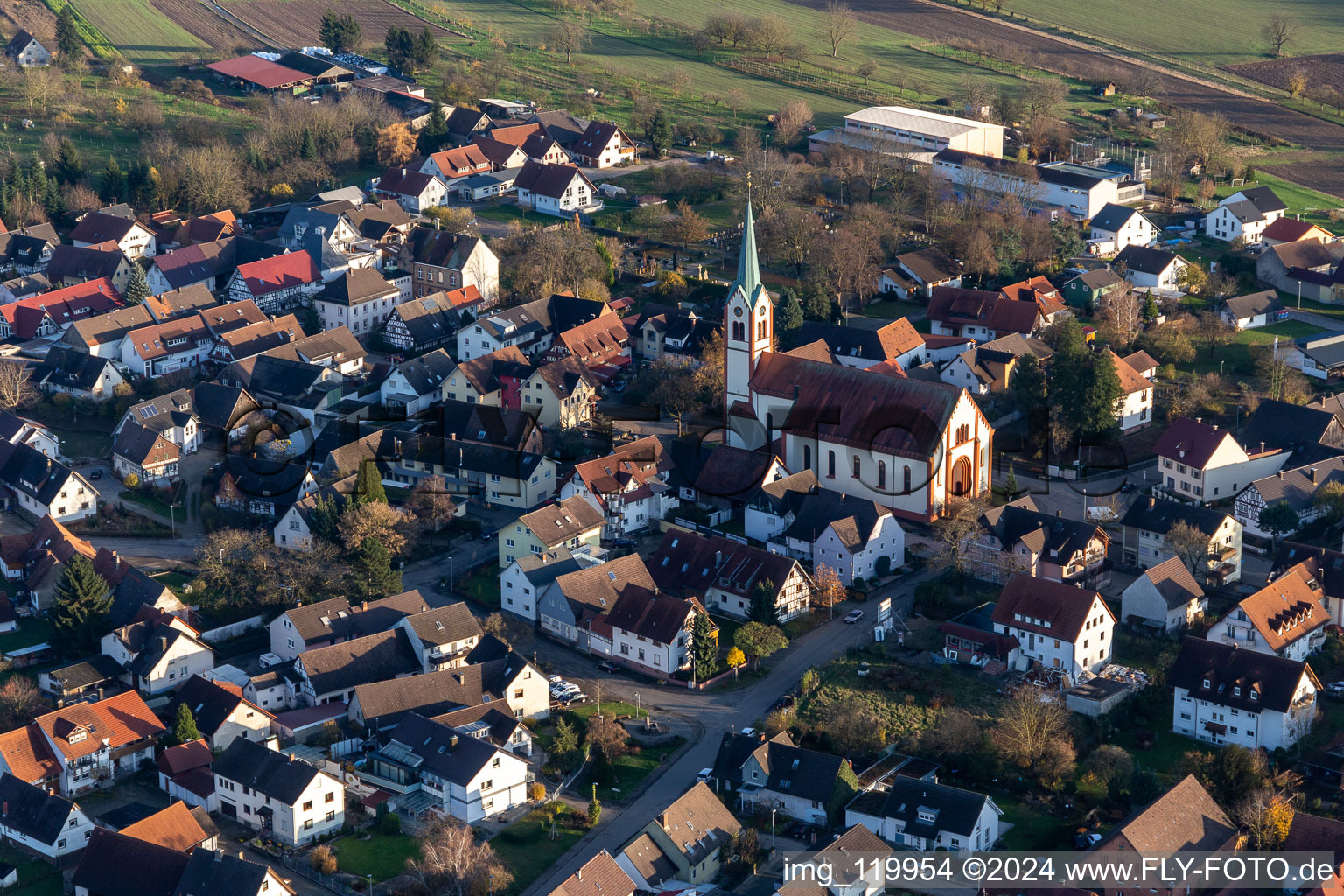 Vue aérienne de Église catholique en Windschläg à le quartier Windschläg in Offenburg dans le département Bade-Wurtemberg, Allemagne