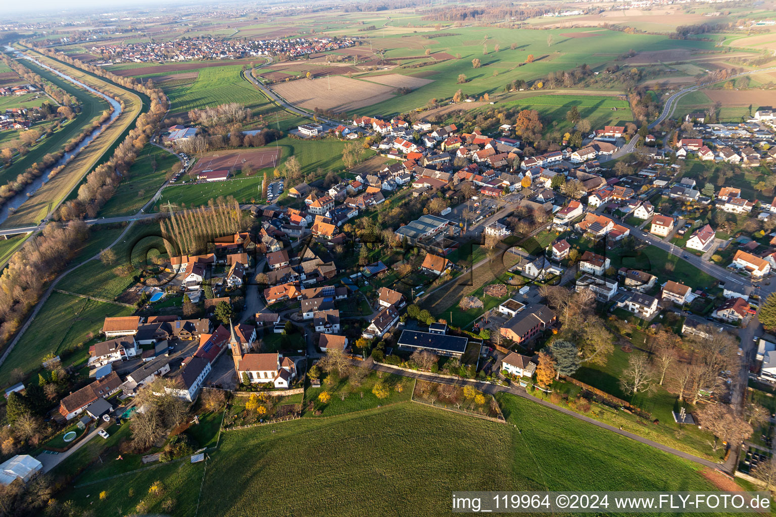 Vue aérienne de Sur le Bühlbach à le quartier Bühl in Offenburg dans le département Bade-Wurtemberg, Allemagne