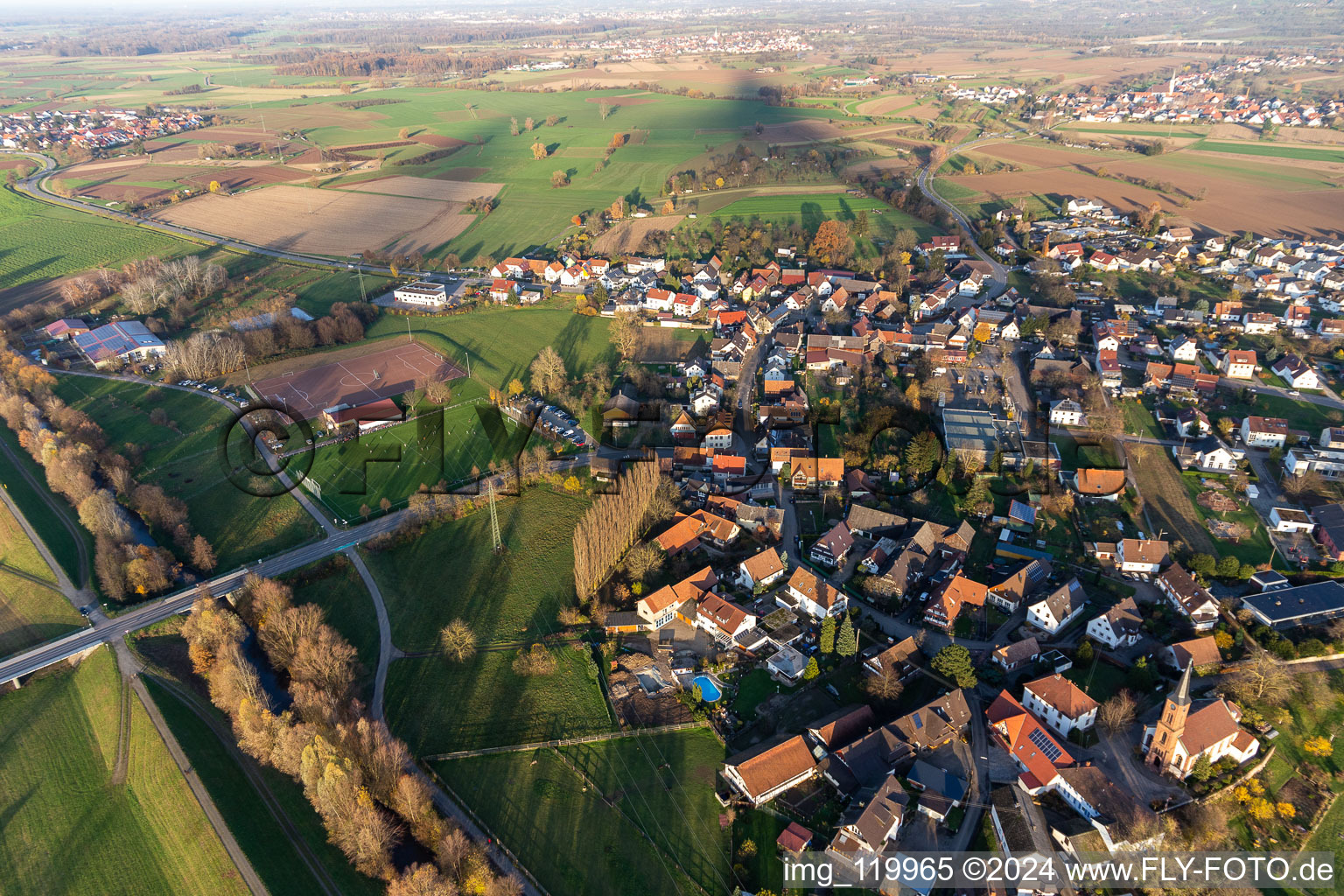 Vue aérienne de Sur le Bühlbach à le quartier Bühl in Offenburg dans le département Bade-Wurtemberg, Allemagne