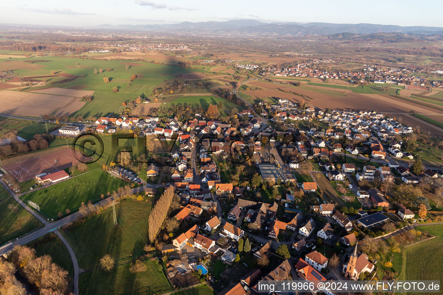 Vue aérienne de Vue sur la commune en bordure des champs et zones agricoles et des terrains de sport à le quartier Bühl in Offenburg dans le département Bade-Wurtemberg, Allemagne