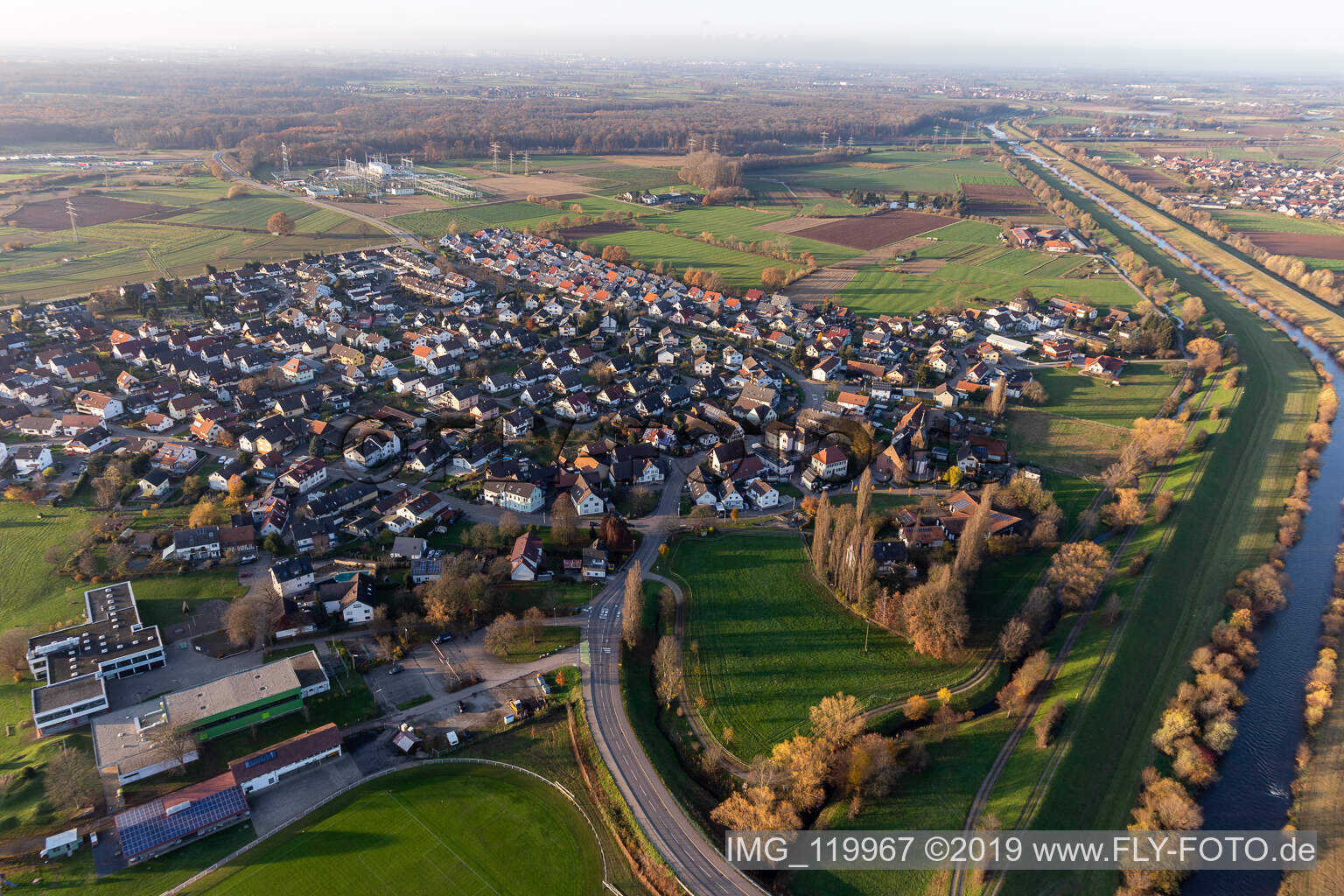 Vue aérienne de Surfaces des berges de la Kinzig en Weier à le quartier Weier in Offenburg dans le département Bade-Wurtemberg, Allemagne