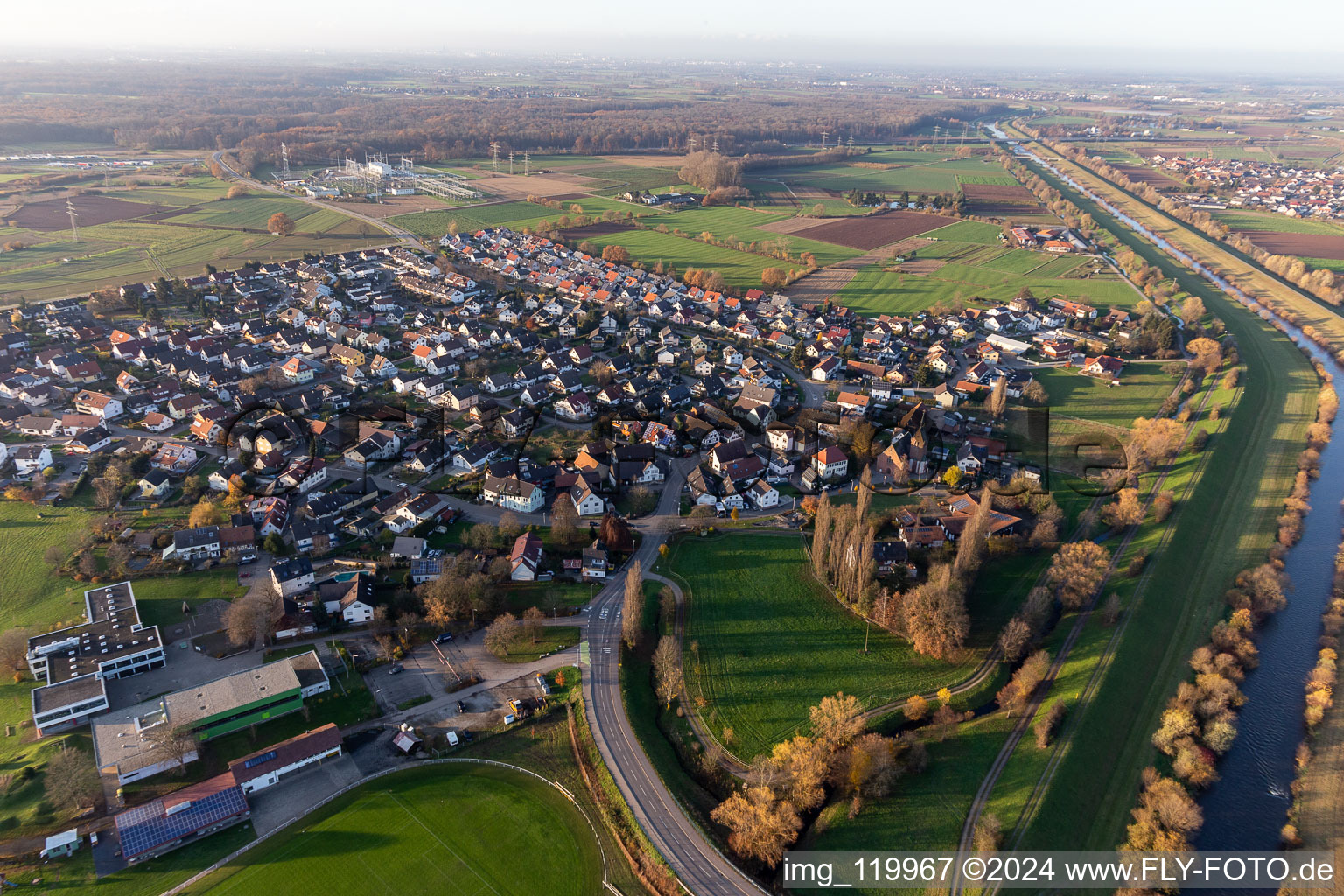 Vue aérienne de Surfaces des berges de la Kinzig en Weier à le quartier Weier in Offenburg dans le département Bade-Wurtemberg, Allemagne