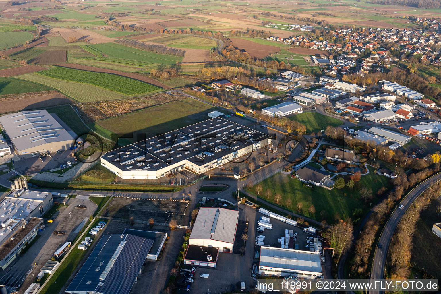 Vue aérienne de Zone commerciale et établissement d'entreprise avec hall pour TBV Kühlfahrzeug GmbH et ORSAY GmbH à le quartier Sand in Willstätt dans le département Bade-Wurtemberg, Allemagne