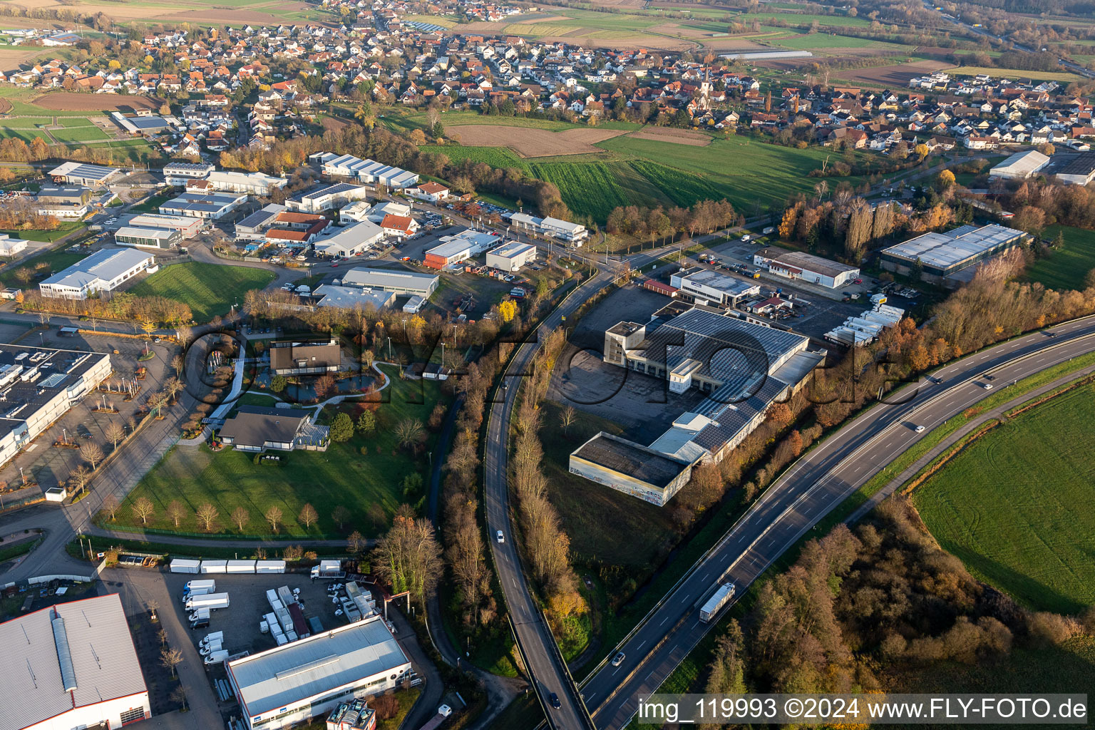 Vue aérienne de Zone industrielle et commerciale Im Lossenfeld avec Lackmann Fleisch- und Feinkostfabrik GmbH, hilzinger GmbH - fenêtres + portes à Willstätt dans le département Bade-Wurtemberg, Allemagne