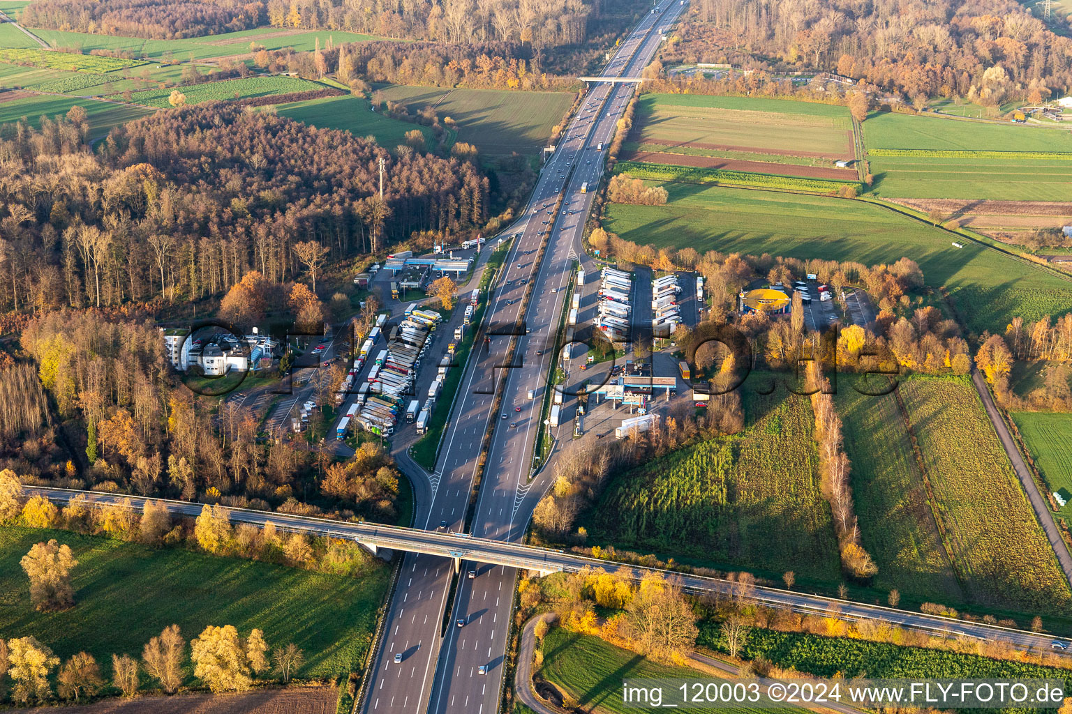 Vue aérienne de Aire de services Renchtal Ost sur l'A5 à le quartier Urloffen in Appenweier dans le département Bade-Wurtemberg, Allemagne