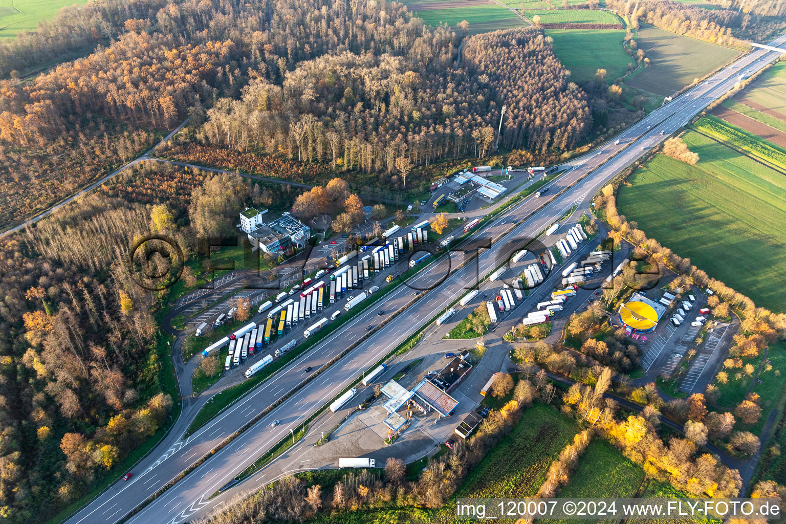 Vue aérienne de Aire d'autoroute de Renchtal en bordure de l'autoroute BAB A5 avec station-service Aral à le quartier Urloffen in Appenweier dans le département Bade-Wurtemberg, Allemagne