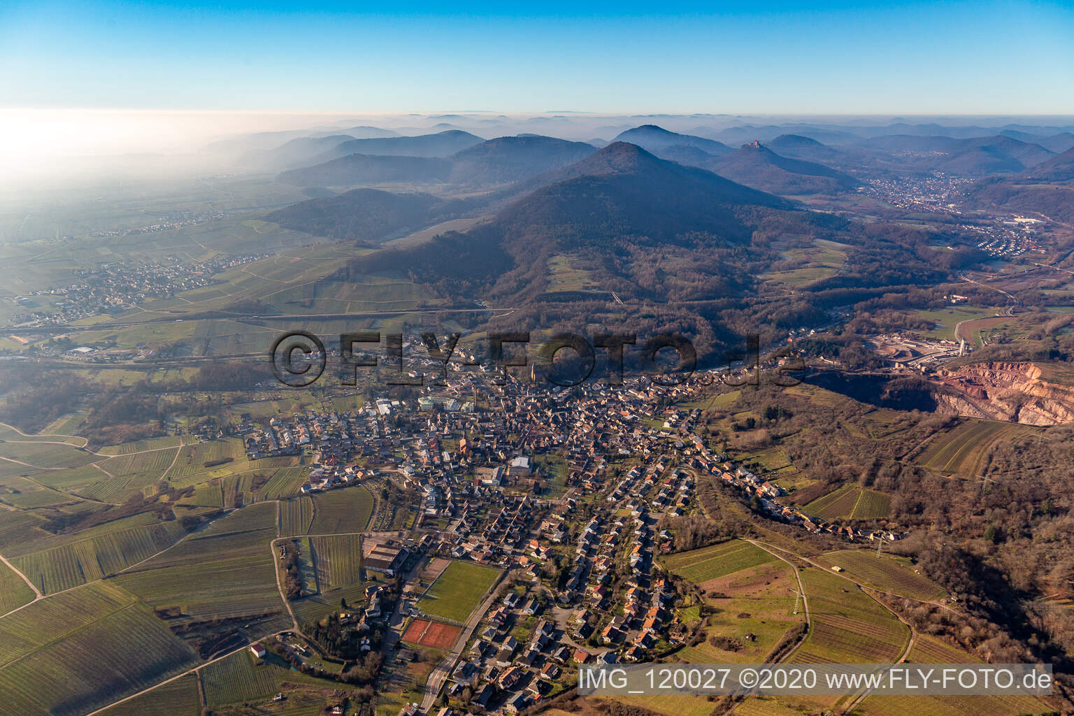 Vue aérienne de Le paysage de la vallée du Queich entouré de montagnes à Albersweiler dans le département Rhénanie-Palatinat, Allemagne