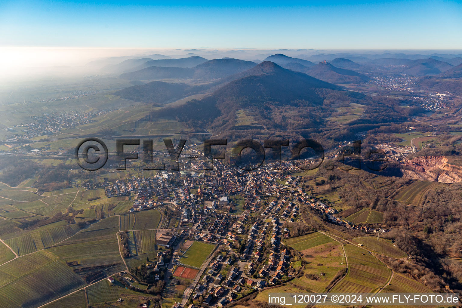 Vue aérienne de Le paysage de la vallée du Queich entouré de montagnes à Albersweiler dans le département Rhénanie-Palatinat, Allemagne