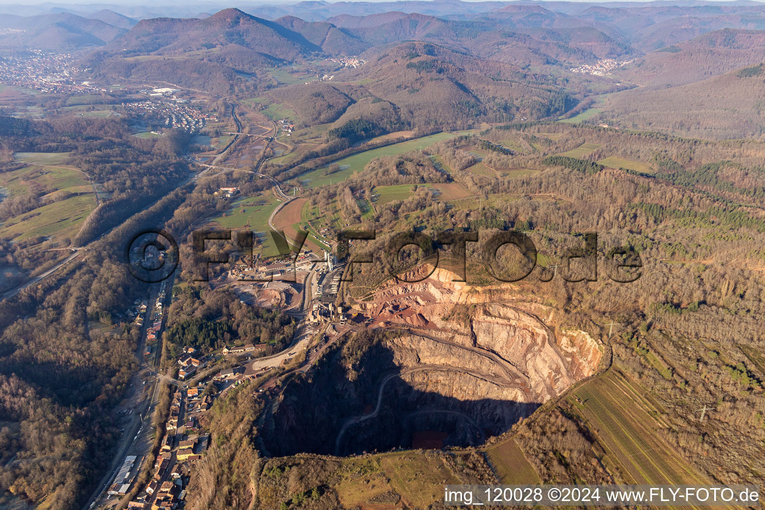 Vue aérienne de Carrière d'extraction et d'extraction de basalte de la Basalt-Actien-Gesellschaft à Albersweiler à le quartier Queichhambach in Annweiler am Trifels dans le département Rhénanie-Palatinat, Allemagne