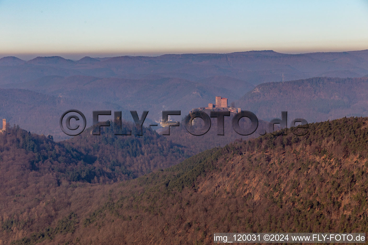 Vue aérienne de Trifels, Anebos et Scharfenberg à Annweiler am Trifels dans le département Rhénanie-Palatinat, Allemagne