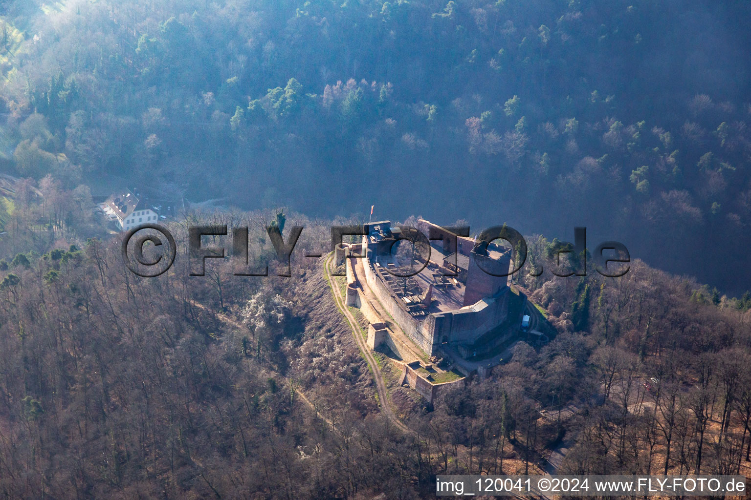 Vue aérienne de Ruines du château de Landeck à Klingenmünster dans le département Rhénanie-Palatinat, Allemagne