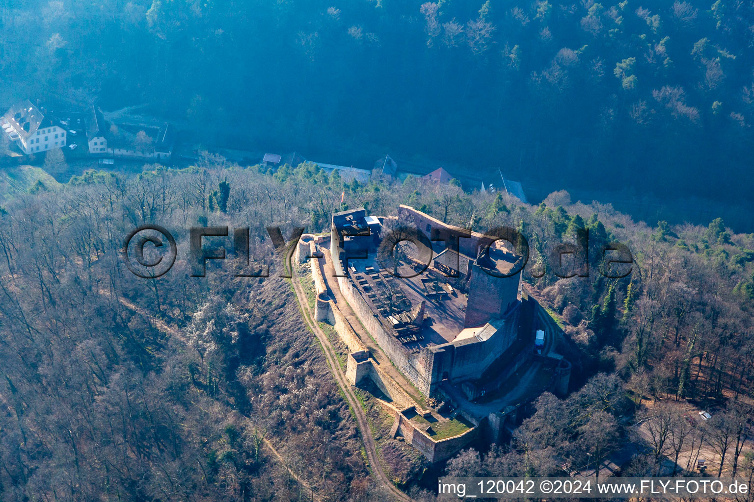 Vue aérienne de Ruines du château de Landeck à Klingenmünster dans le département Rhénanie-Palatinat, Allemagne