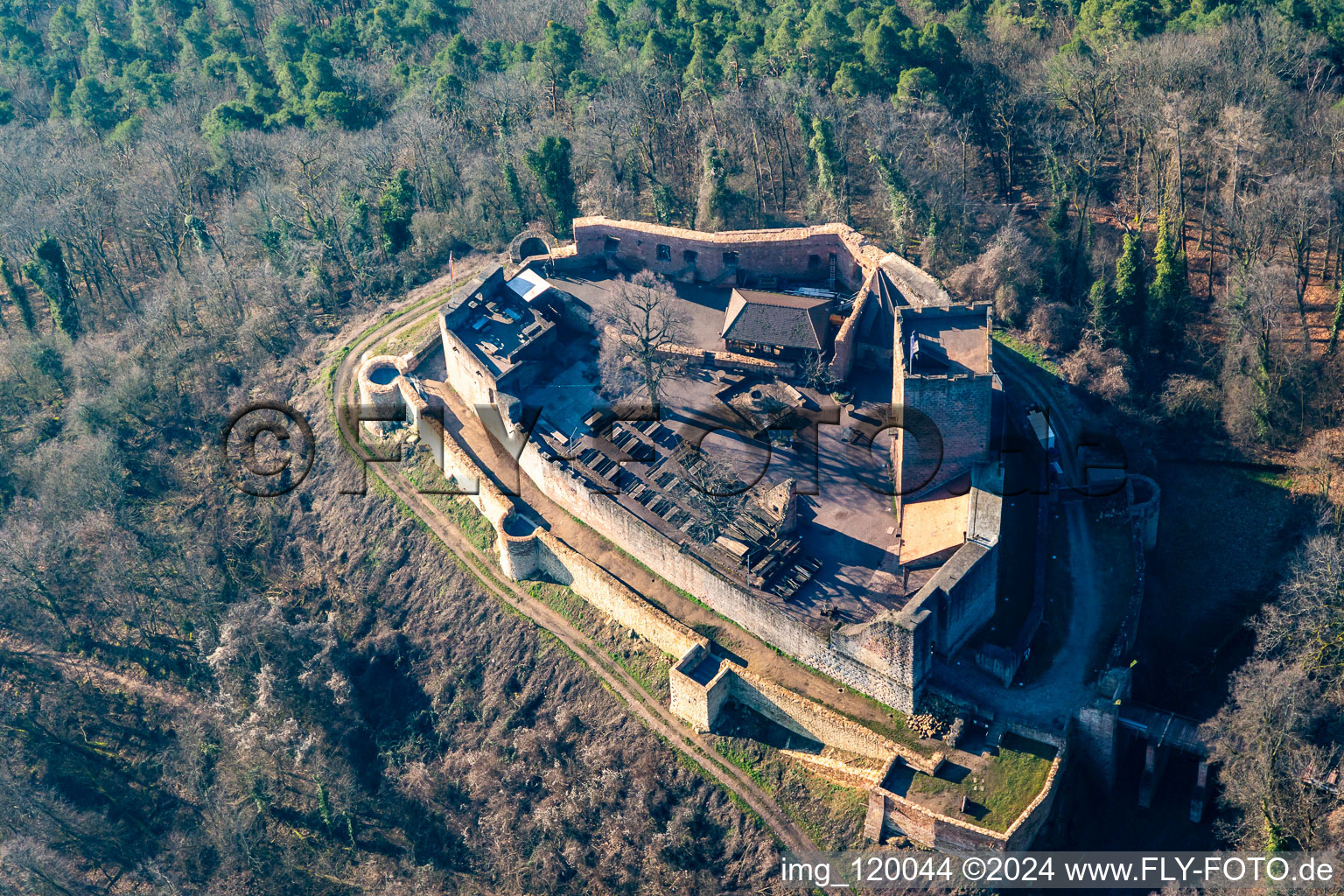 Vue aérienne de Ruines et vestiges des murs de l'ancien complexe du château Burg Landeck à Klingenmünster dans le département Rhénanie-Palatinat, Allemagne