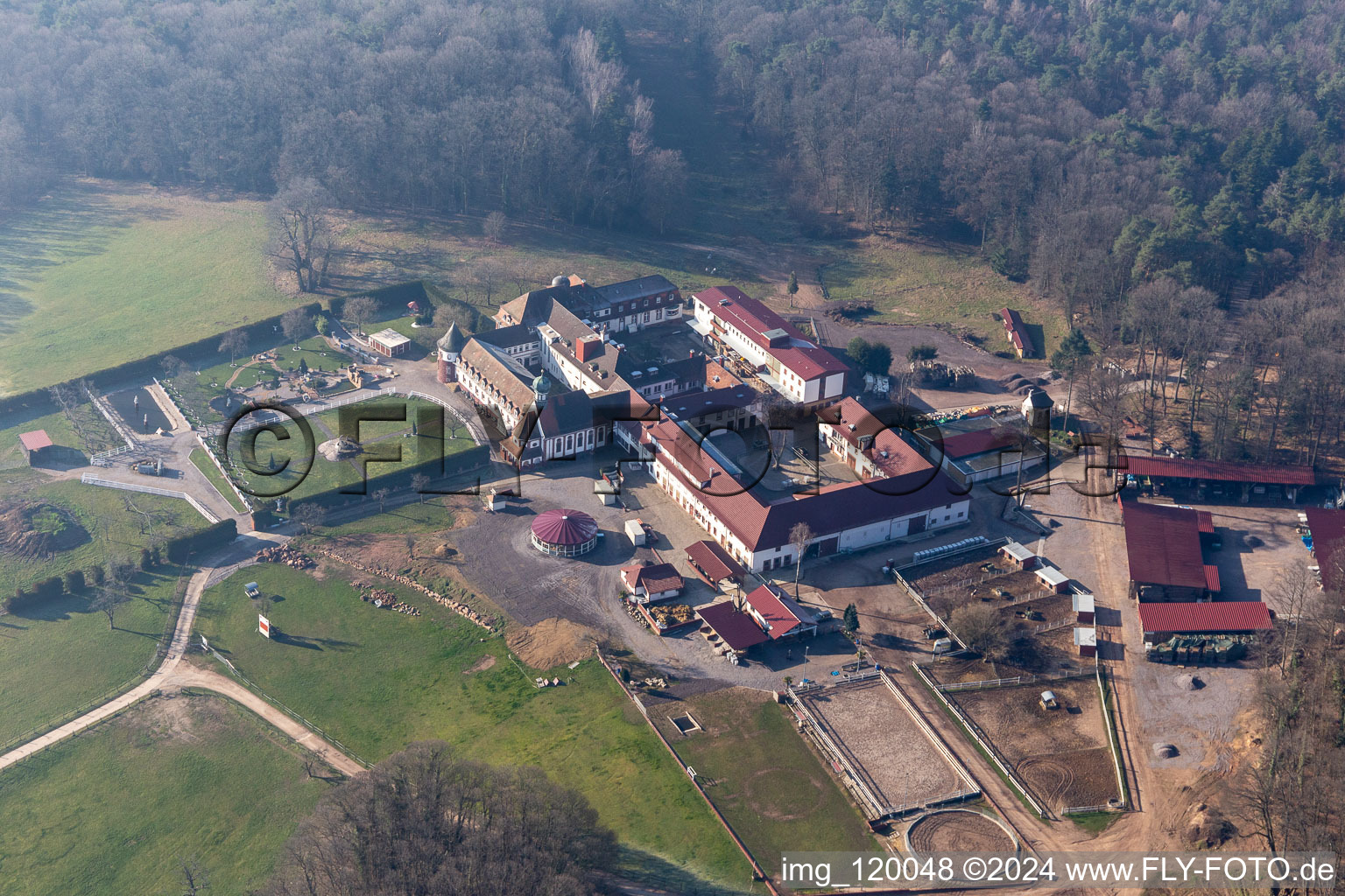 Vue aérienne de Écurie frite au monastère de Liebfrauenberg à Bad Bergzabern dans le département Rhénanie-Palatinat, Allemagne