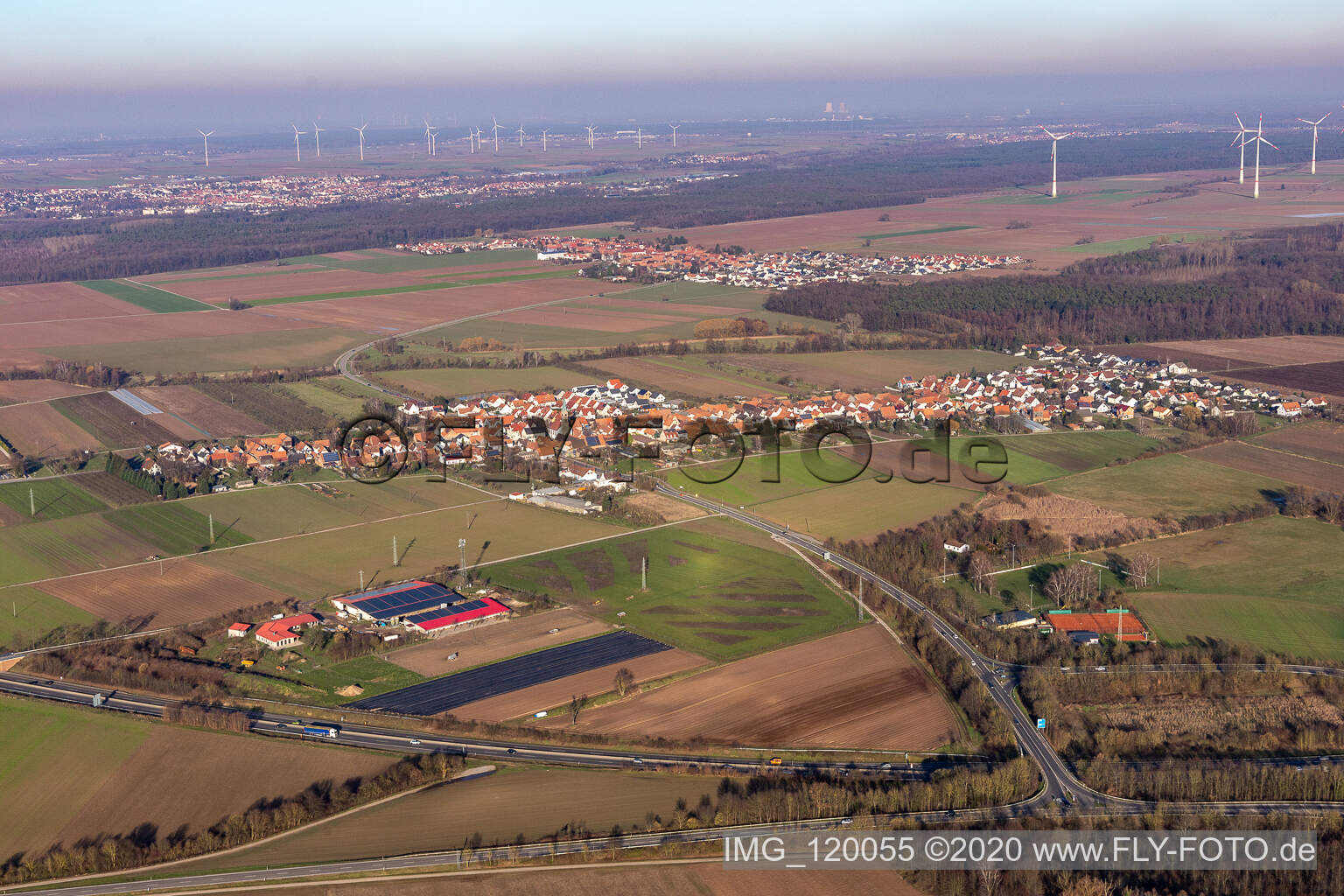 Vue d'oiseau de Erlenbach bei Kandel dans le département Rhénanie-Palatinat, Allemagne