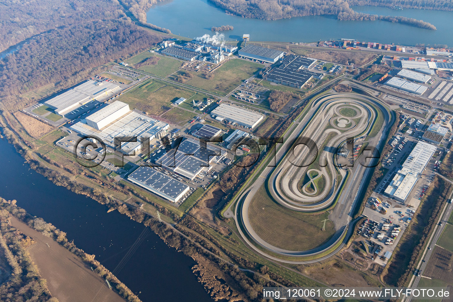 Vue aérienne de Piste d'essai de camions de l'usine de camions Daimler dans la zone industrielle de Wörth-Oberwald avec les sociétés Europack GmbH, MEG GmbH, Netto, Papierfabrik Palm GmbH & Co. KG et le groupe d'entreprises NUSS à Wörth am Rhein dans le département Rhénanie-Palatinat, Allemagne