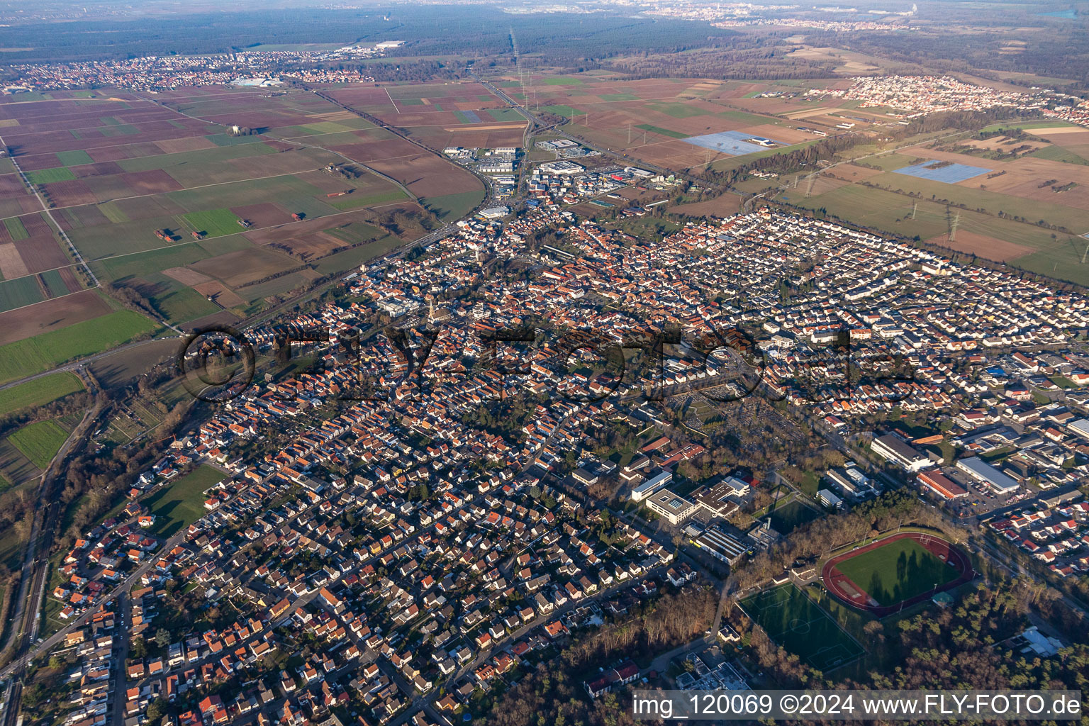 Rülzheim dans le département Rhénanie-Palatinat, Allemagne vu d'un drone