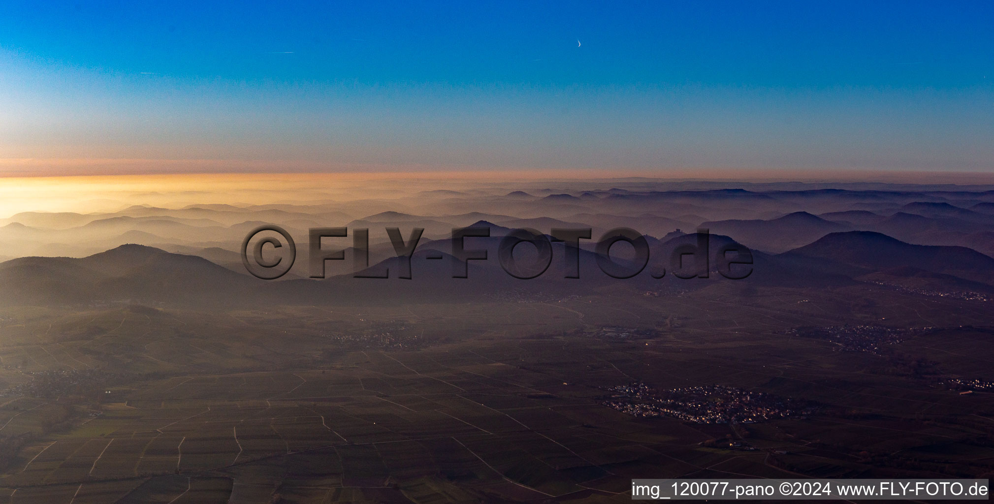 Vue aérienne de Paysage forestier et montagneux de la forêt du Palatinat au coucher du soleil à Ilbesheim bei Landau in der Pfalz dans le département Rhénanie-Palatinat, Allemagne