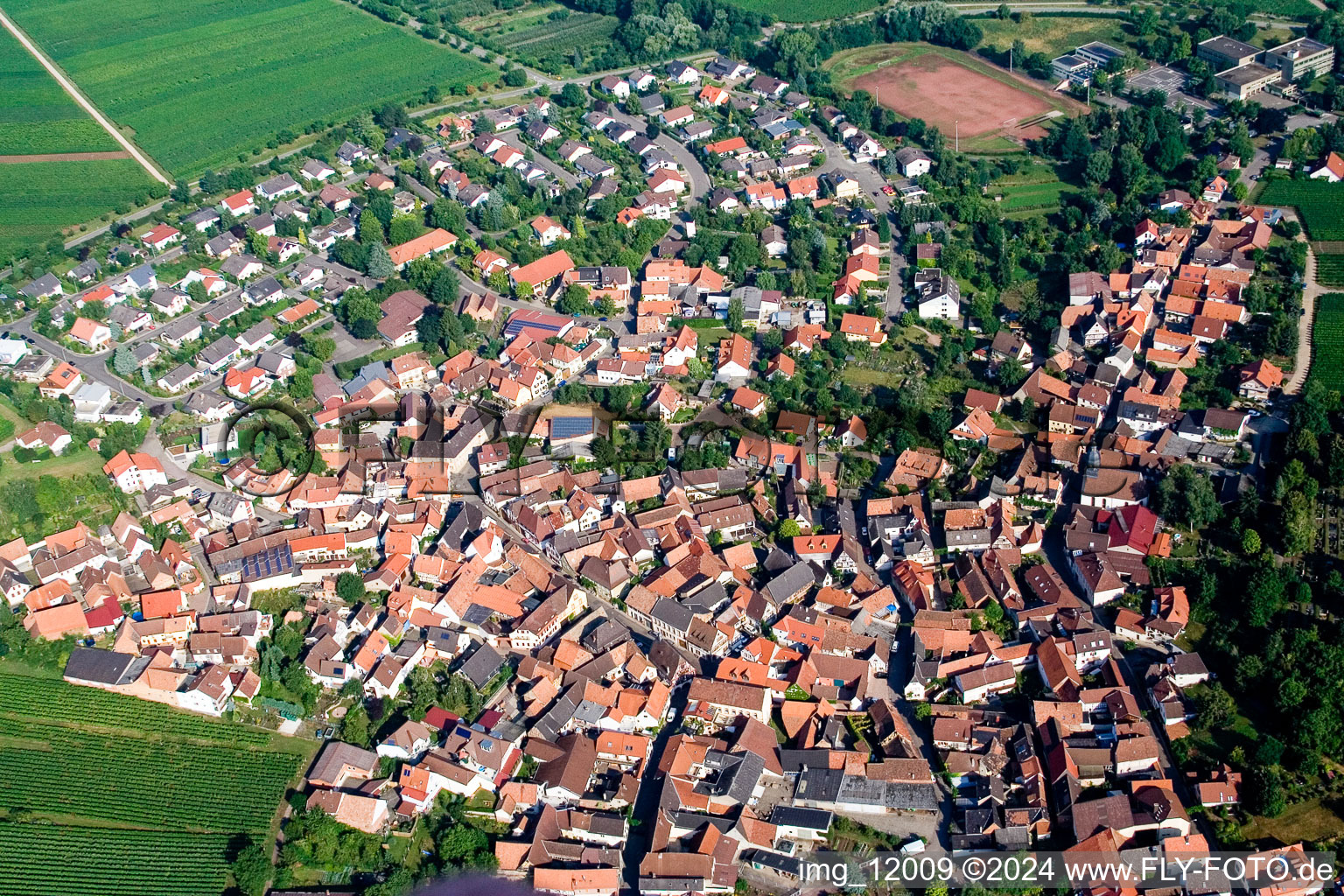 Ilbesheim bei Landau in der Pfalz dans le département Rhénanie-Palatinat, Allemagne vu d'un drone