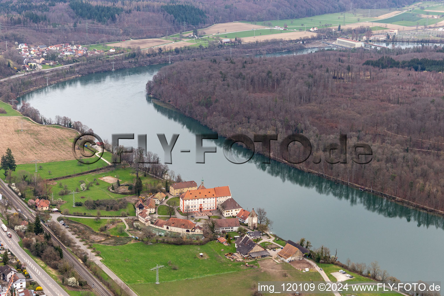 Vue aérienne de Château de Beuggen, église Saint-Michel à Rheinfelden dans le département Bade-Wurtemberg, Allemagne