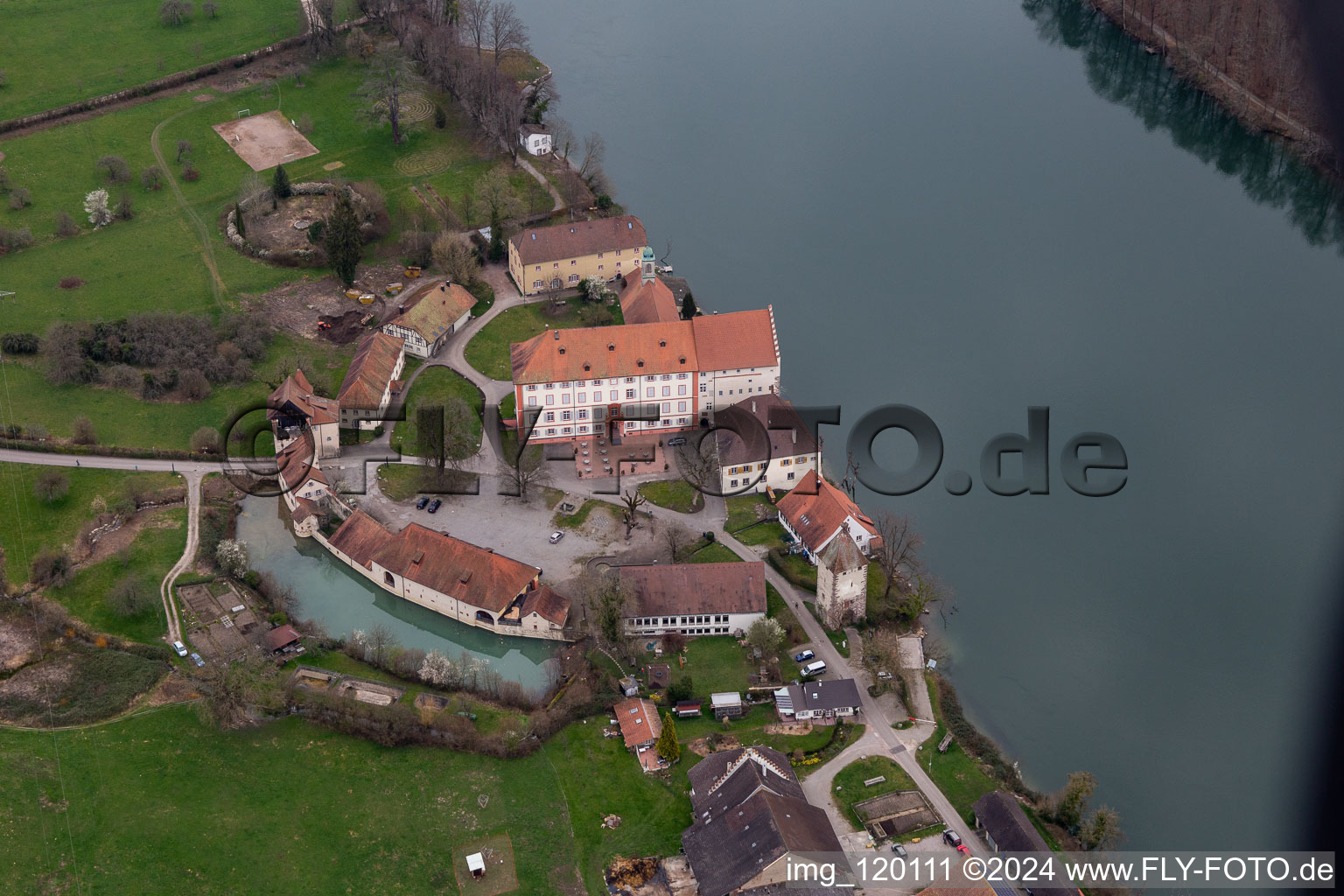 Vue aérienne de Château de Beuggen, église Saint-Michel à Rheinfelden dans le département Bade-Wurtemberg, Allemagne