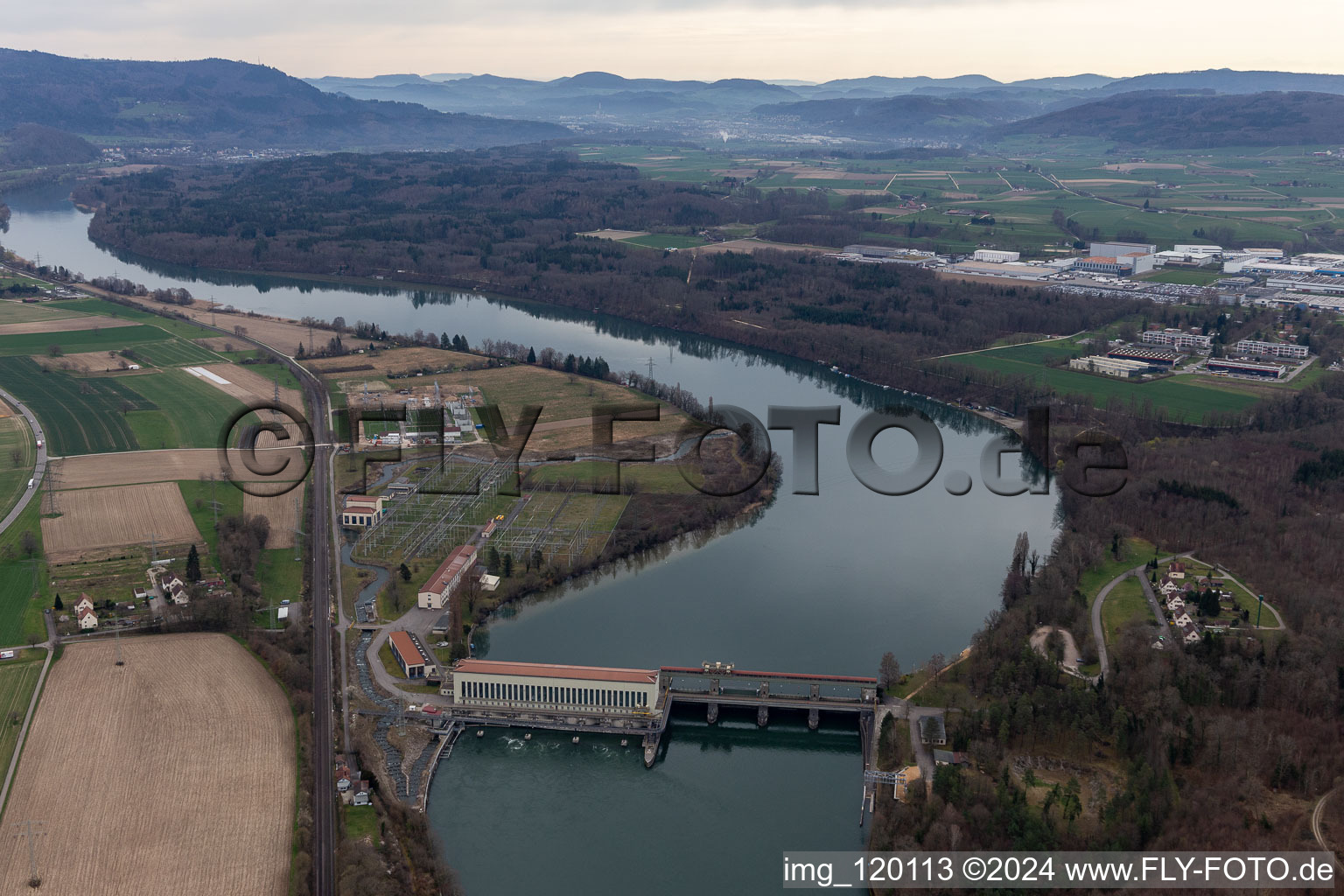 Vue aérienne de Centrale électrique de Ryburg-Schwörstadt à Möhlin dans le département Argovie, Suisse